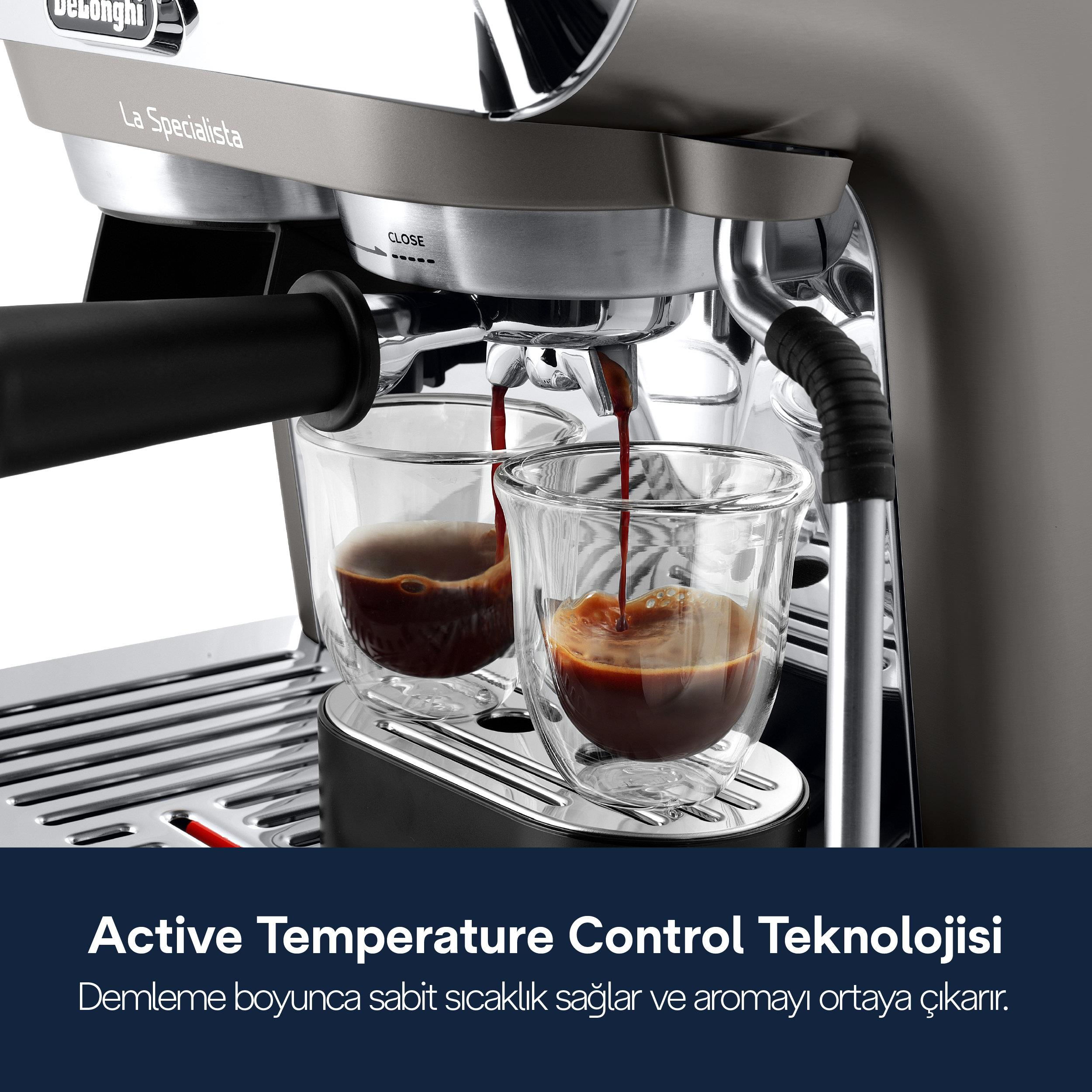 Espresso fließt aus einer Maschine in zwei Glasbecher.