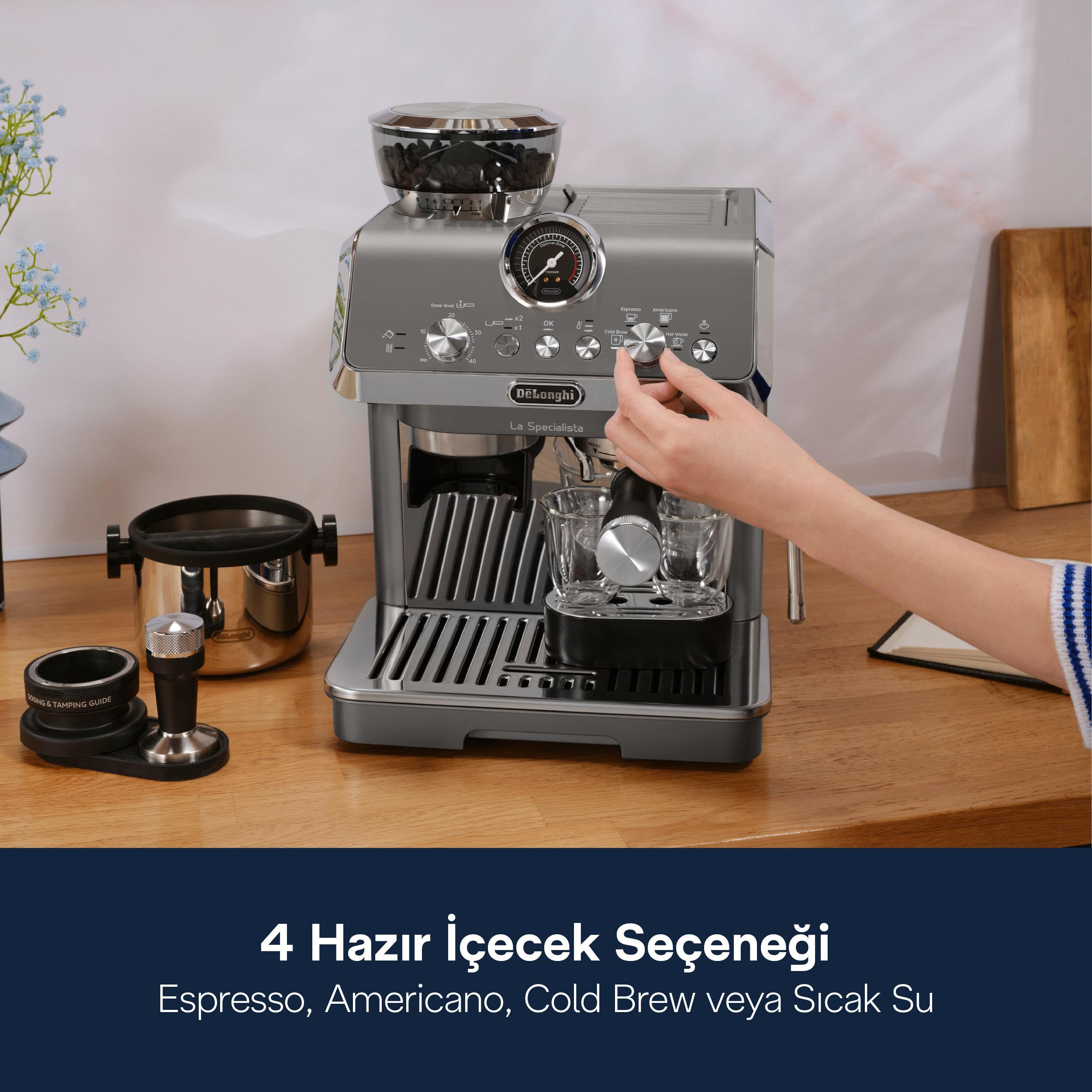 Portafiltre, tamper ve kahve çekirdekli gri bir DeLonghi espresso makinesi.
