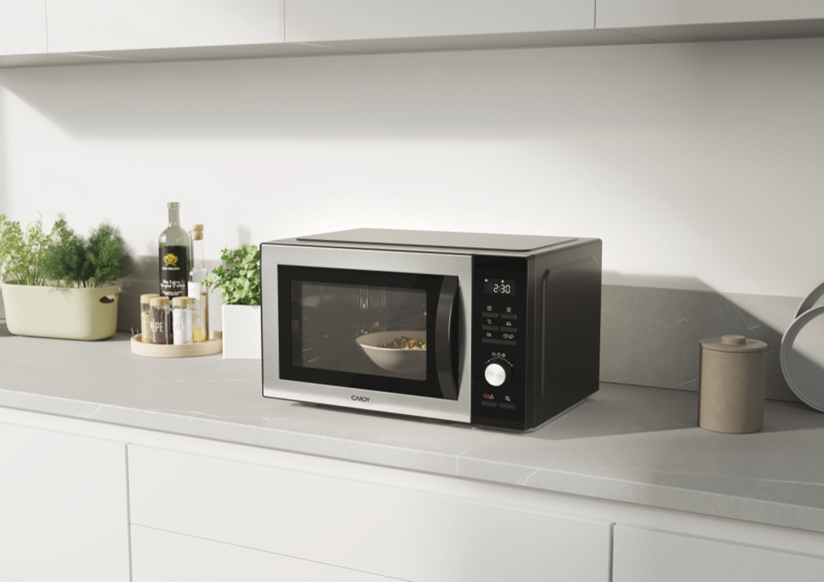 Kuchenka mikrofalowa z srebrnym frontem i czarnym korpusem na blacie.