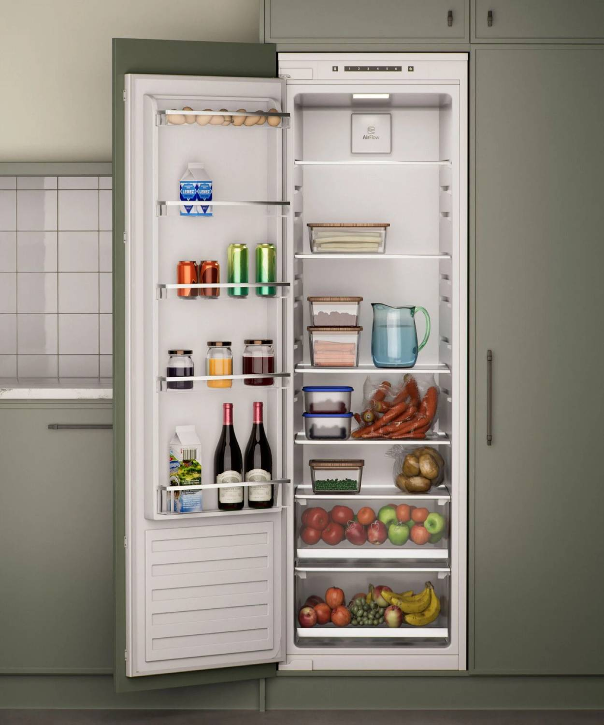 Frigorifero aperto con cibo: uova, latte, lattine, barattoli, bottiglie di vino, verdure, frutta.