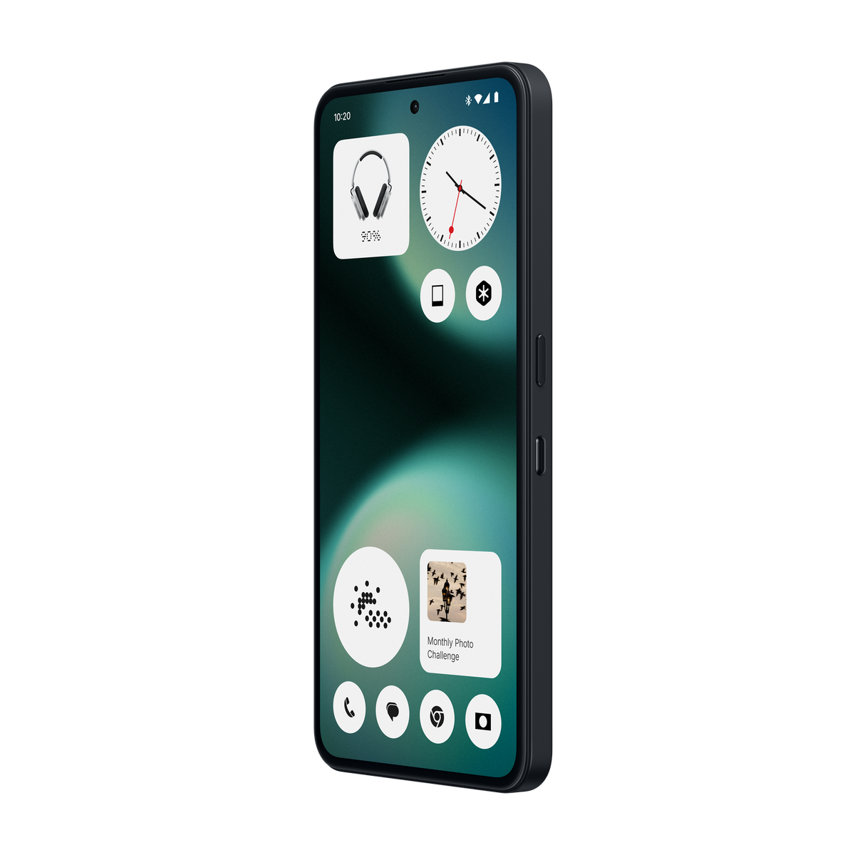 Un smartphone oscuro muestra widgets: auriculares, reloj, reto fotográfico.