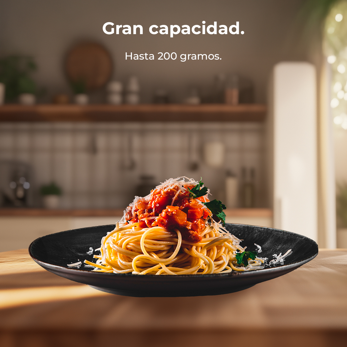 Spaghetti al sugo di pomodoro e parmigiano su piatto nero.
