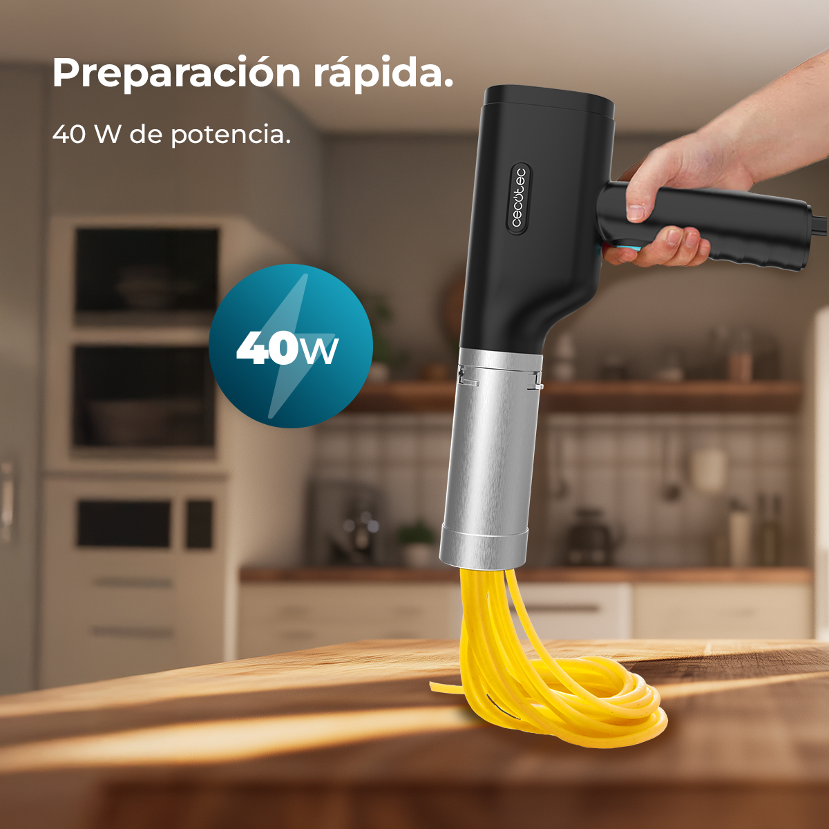 Una macchina per la pasta nera estrude pasta gialla su un tavolo di legno.