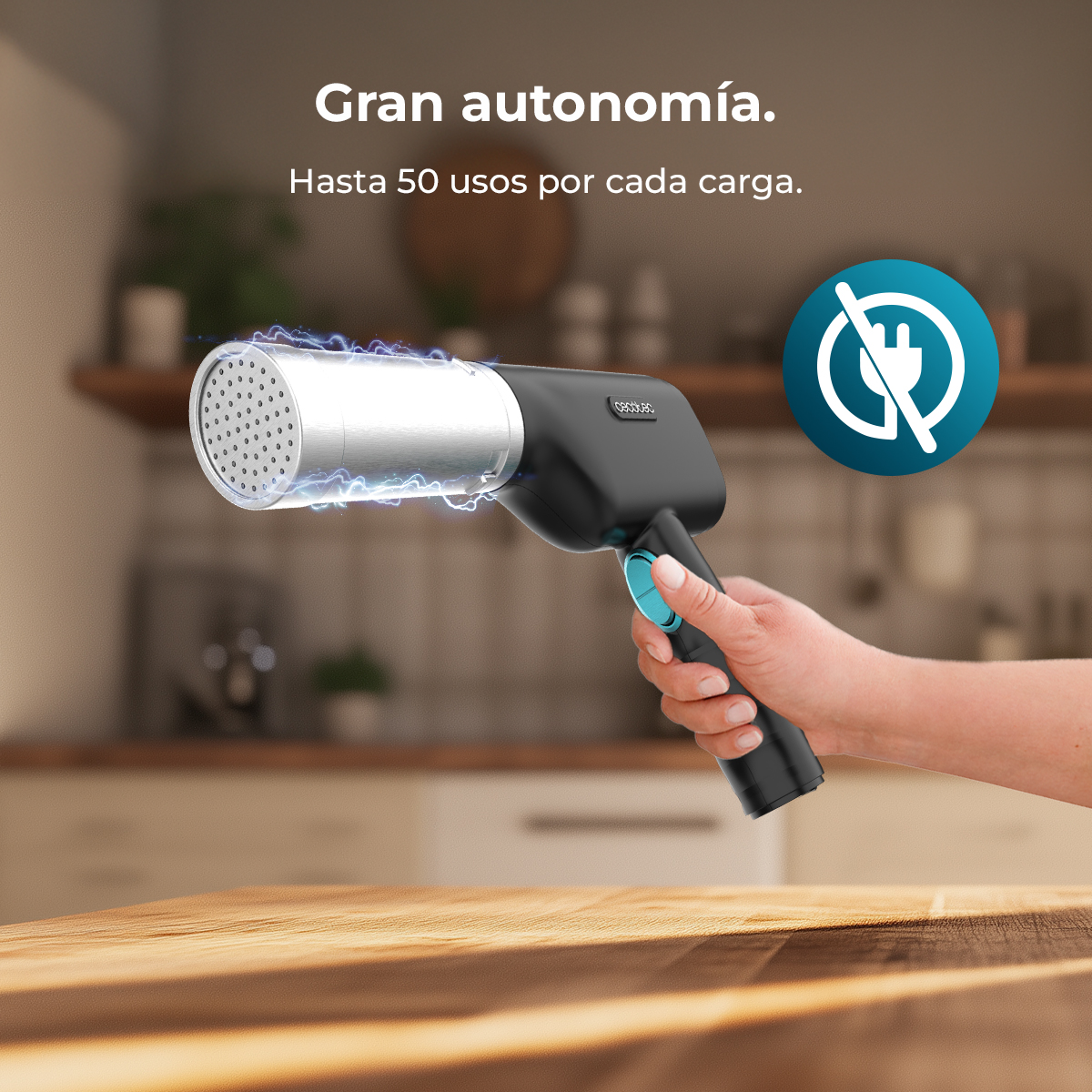 Un dispositivo portatile con ugello argentato e scintille blu, tenuto da una mano.