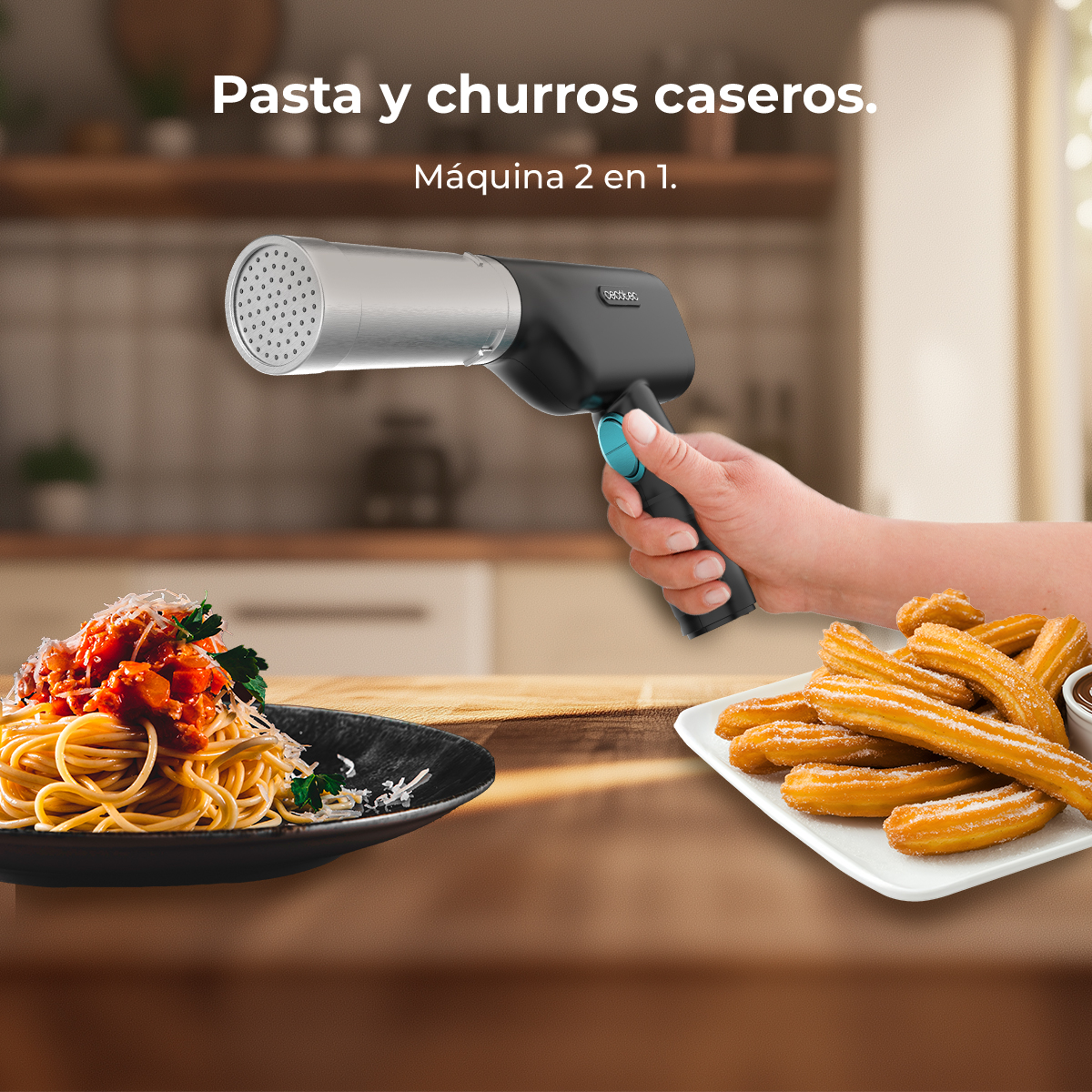 Una macchina per pasta e churros tenuta in mano, con spaghetti e churros su piatti in primo piano.