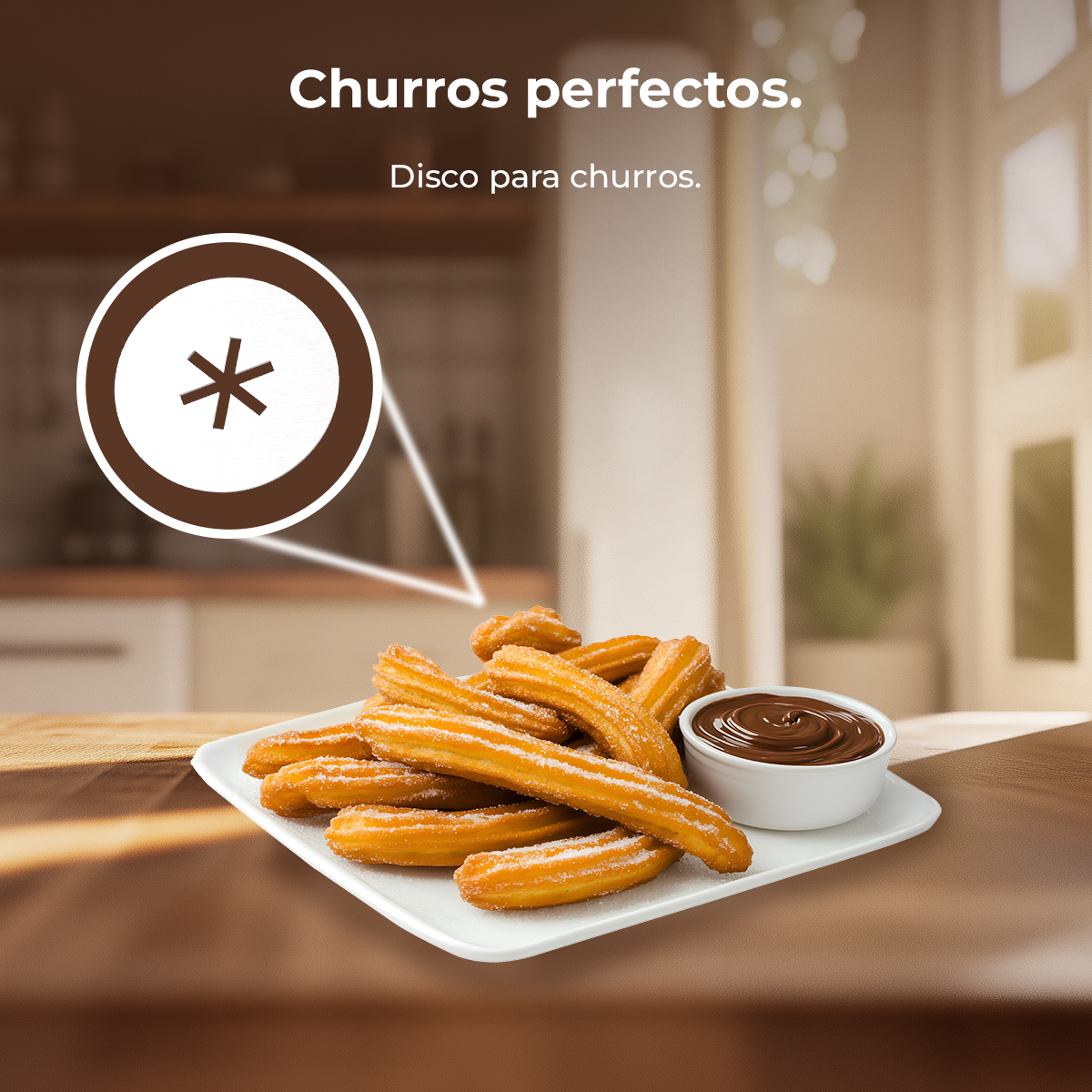 Churros dorati spolverati di zucchero su un piatto bianco con salsa al cioccolato.