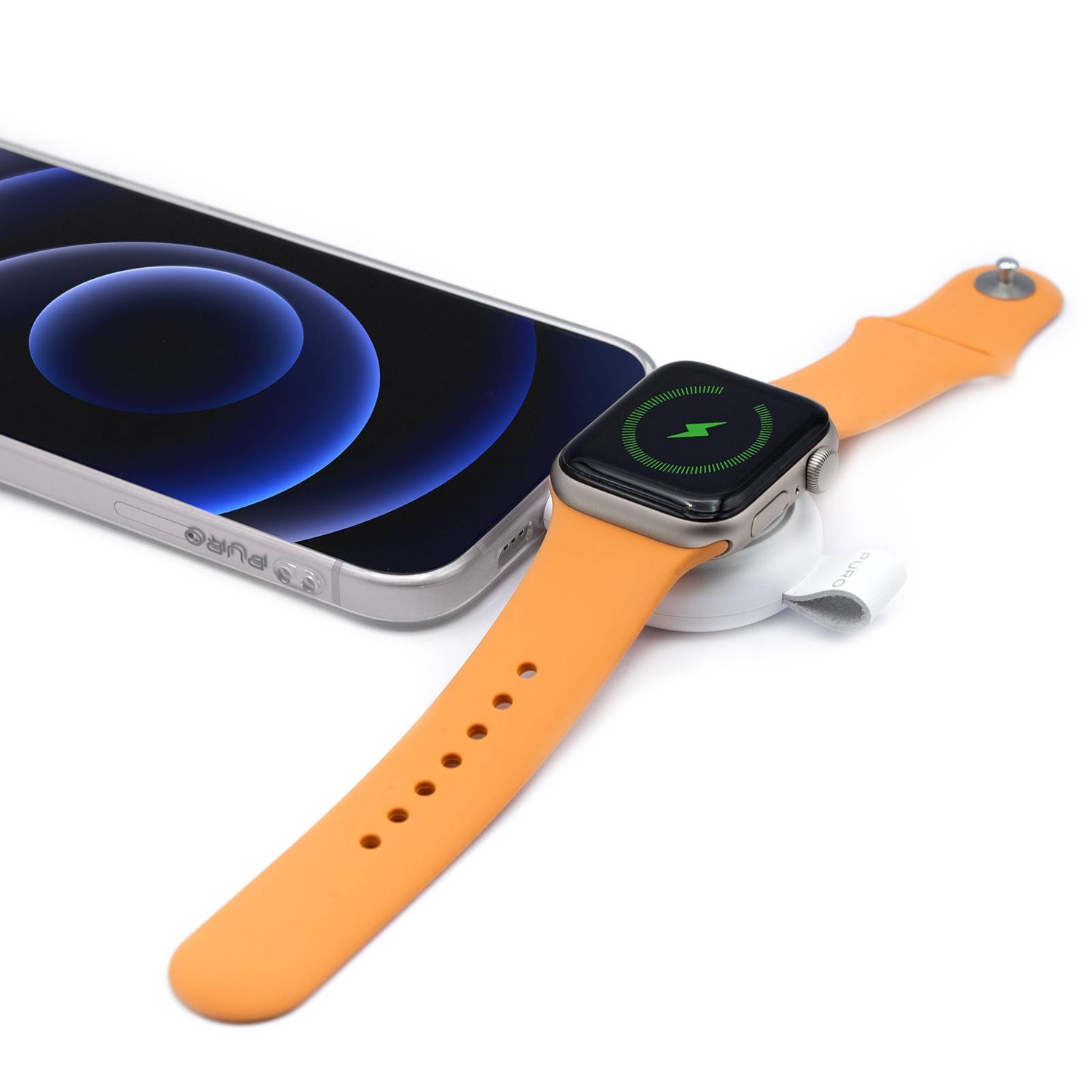 Una pulsera naranja en un reloj inteligente descansa sobre un cargador blanco, junto a un smartphone.
