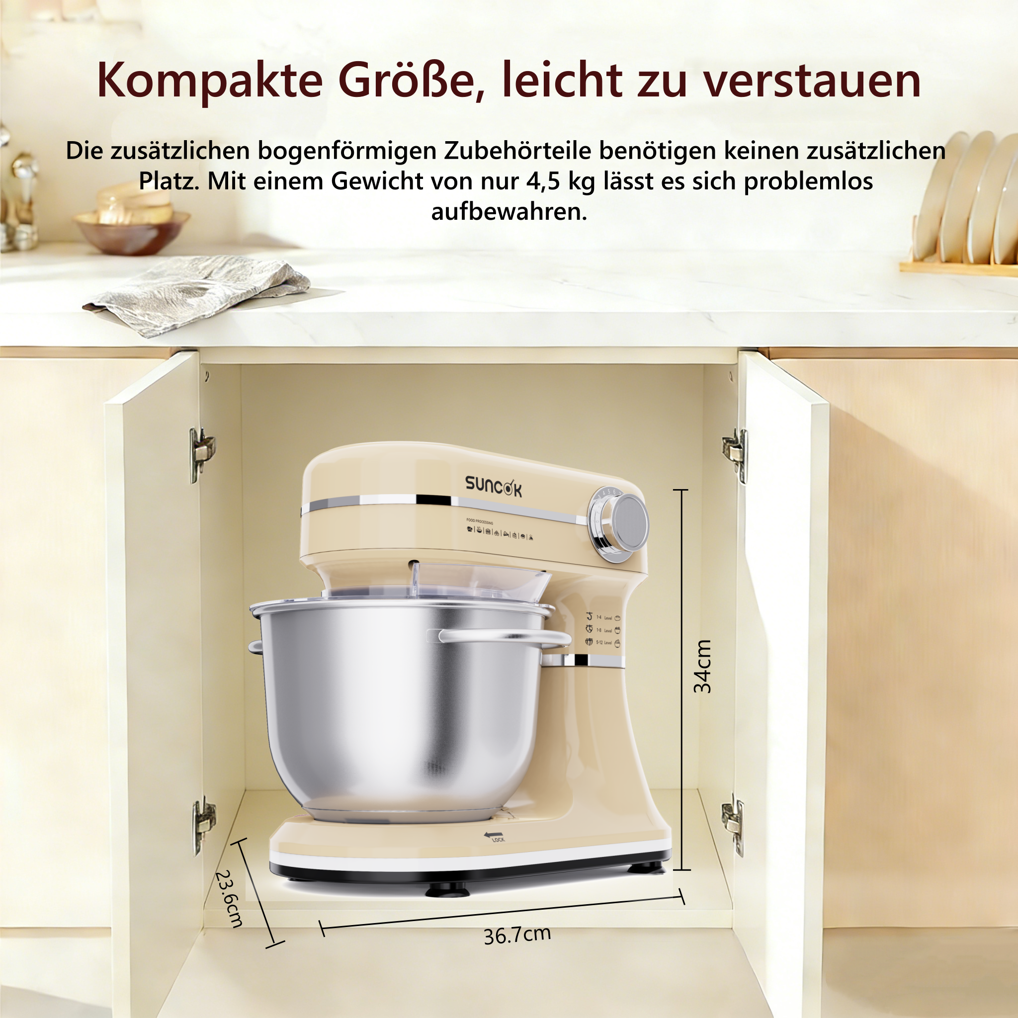 Ein beiger Standmixer mit silberner Schüssel steht in einem offenen Schrank.