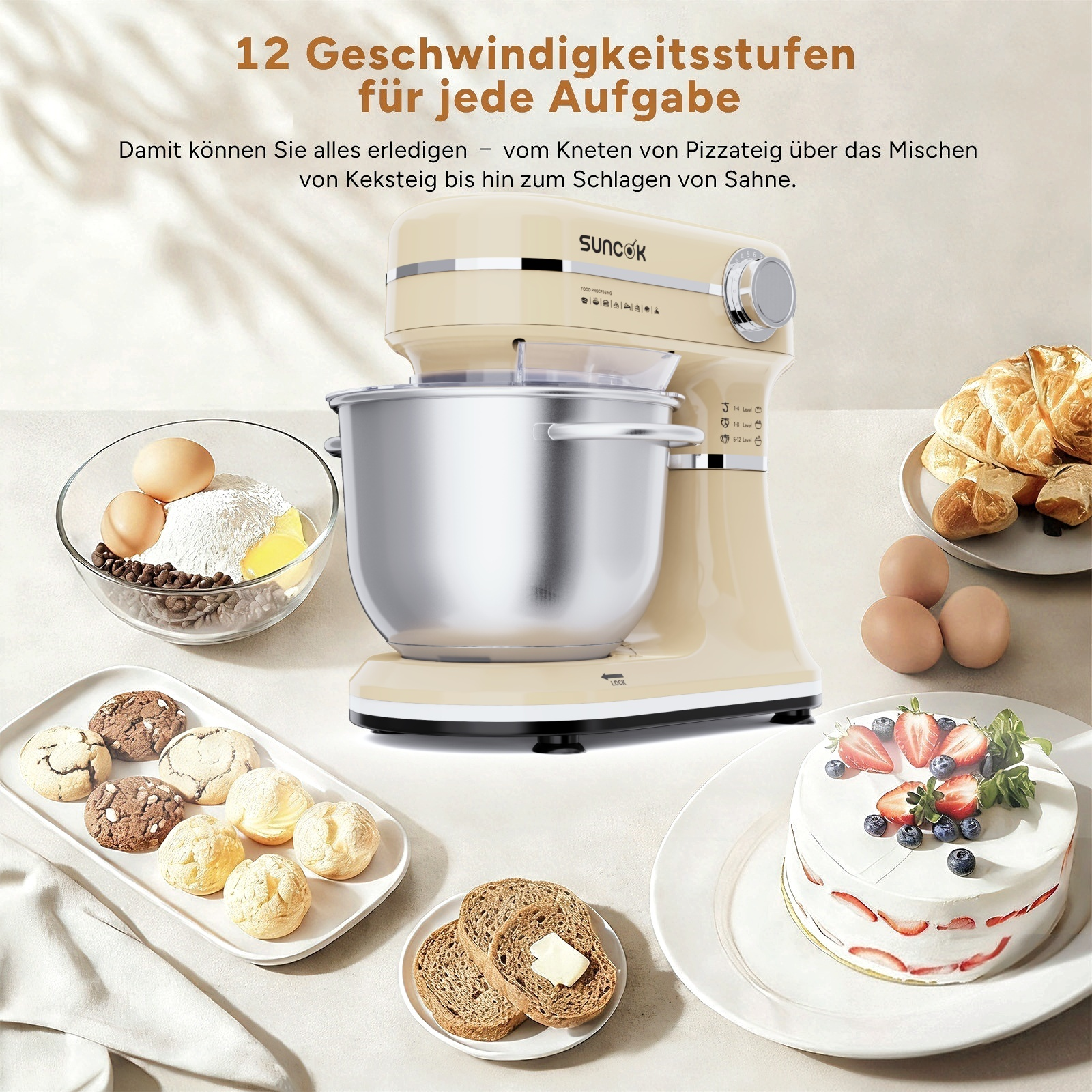 Ein beiger Küchenmixer mit Zubehör: Eier, Mehl, Schokostückchen, Kekse, Kuchen, Brot und Gebäck.