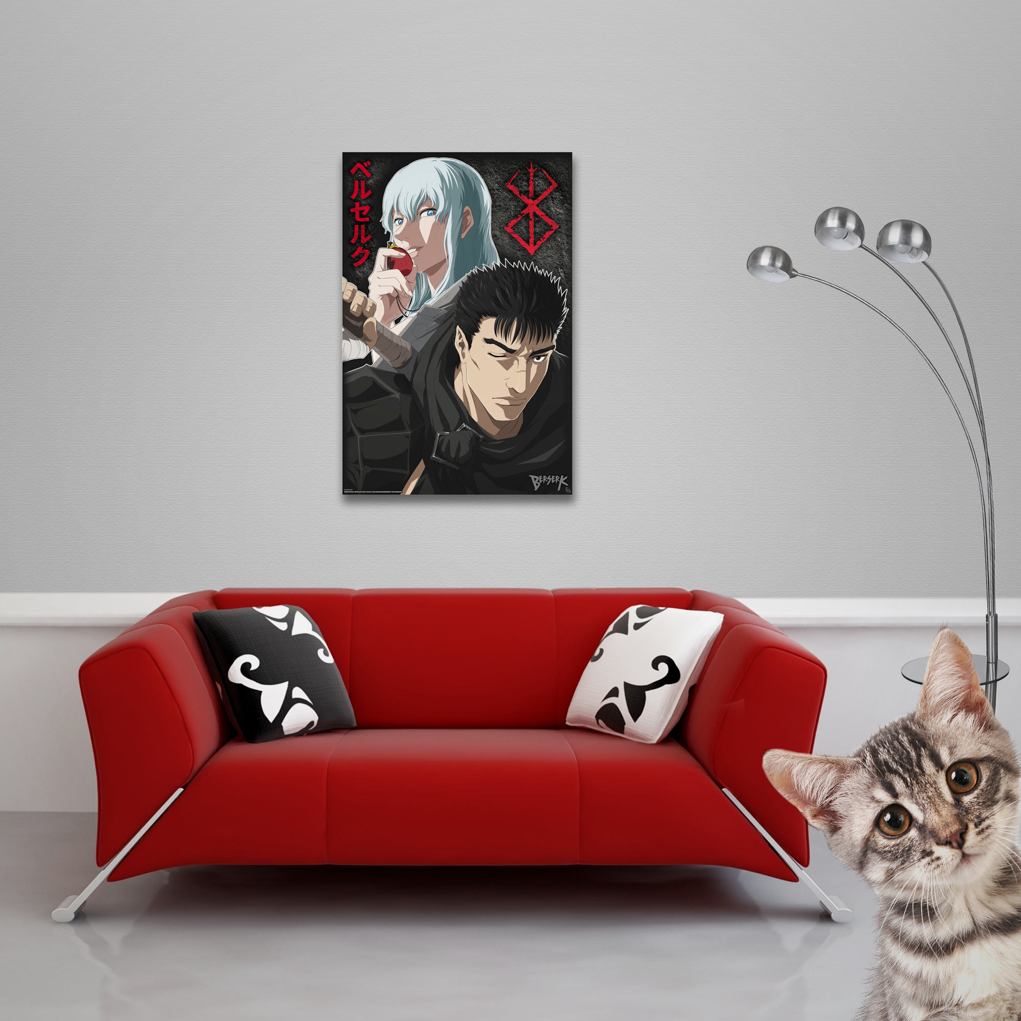 Ein Kätzchen schaut neugierig über eine rote Couch, auf der Wand hängt ein Anime-Poster.