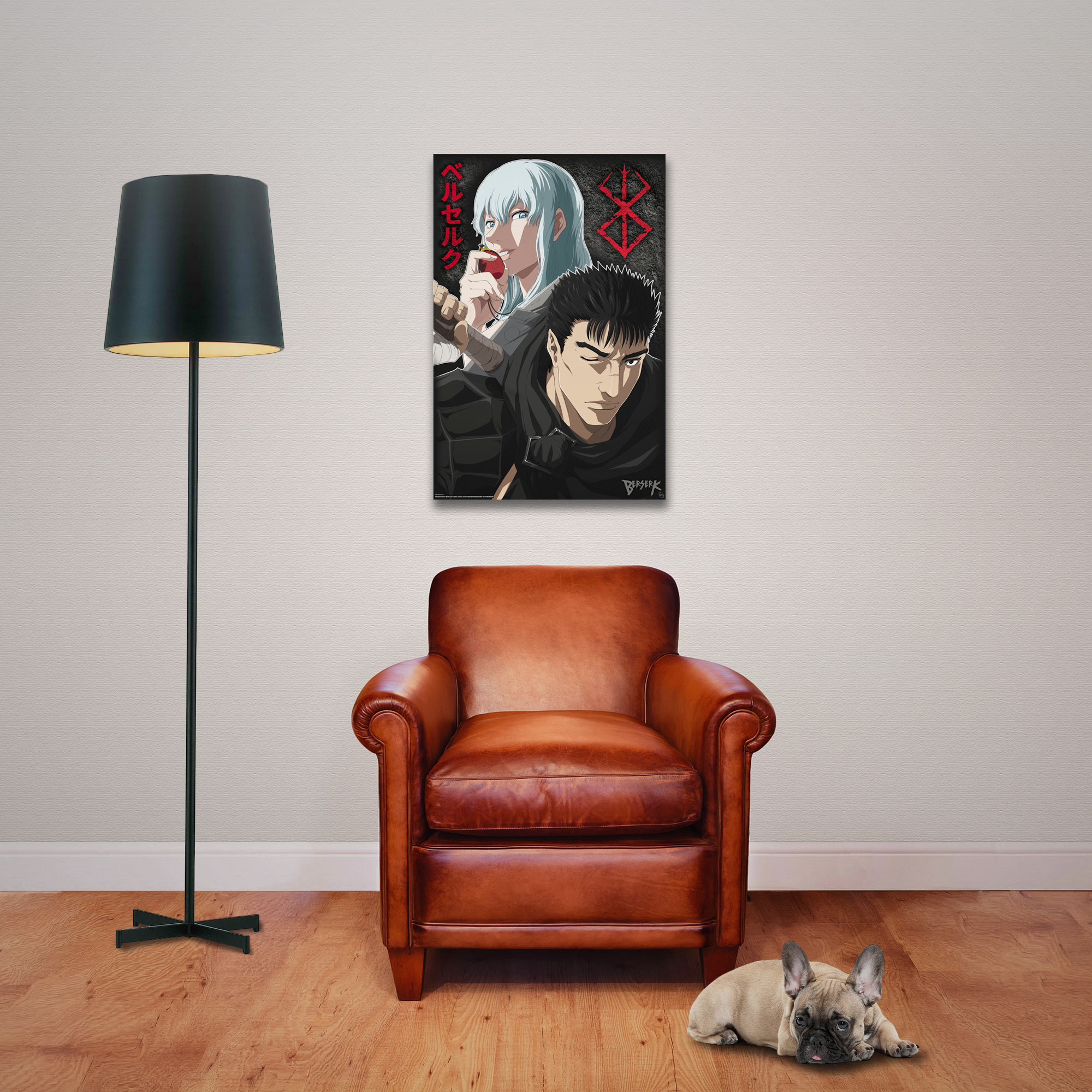 Ein Berserk-Poster über einem braunen Ledersessel, mit Lampe und Hund.