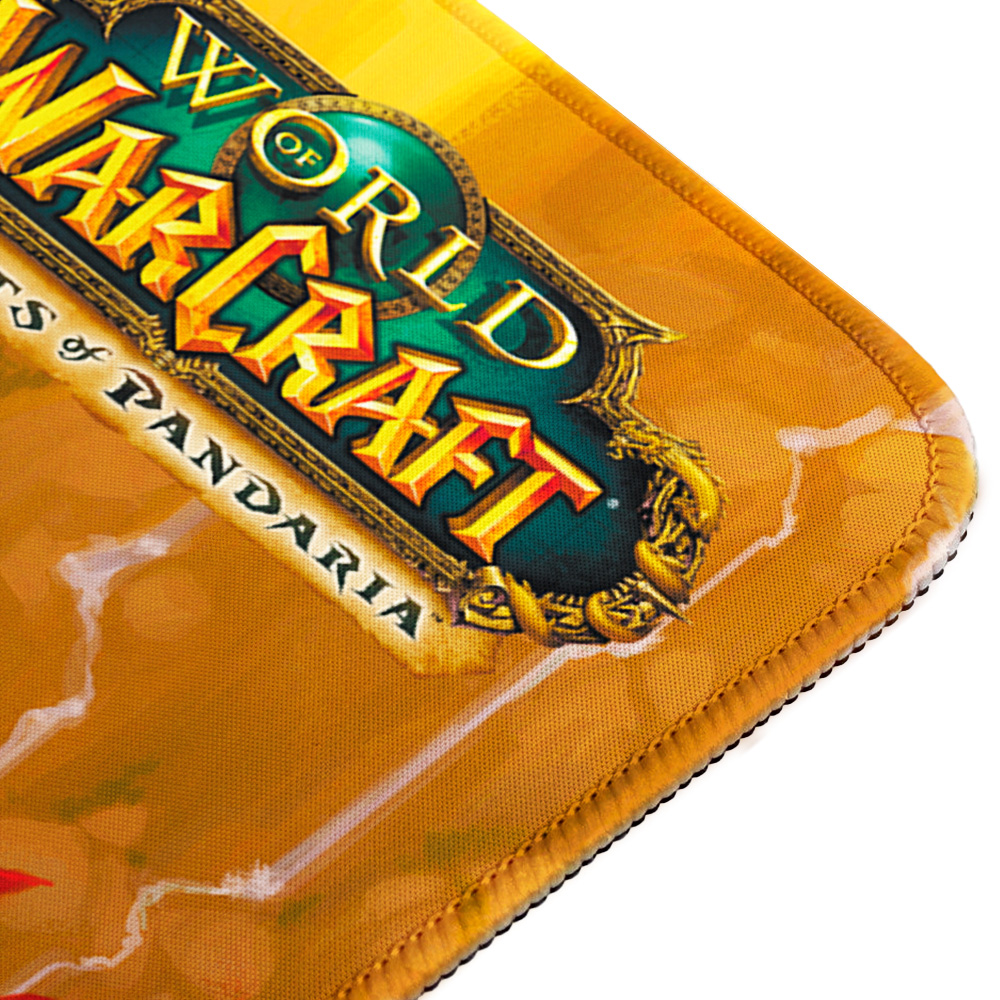 World of Warcraft Mists of Pandaria Logo auf einem gelben Hintergrund.