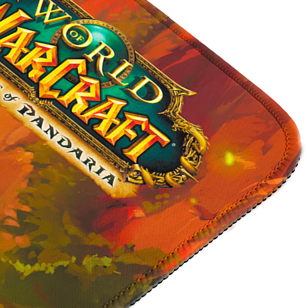 Tappetino mouse World of Warcraft Pandaria con logo su sfondo colorato.