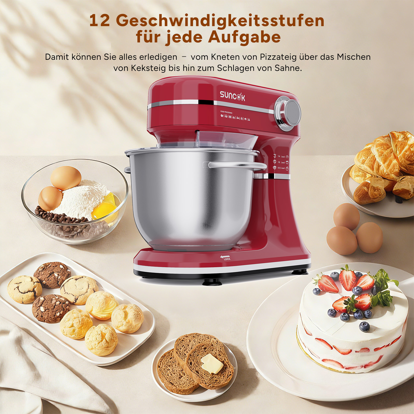 Roter Küchenmixer mit Schüssel, daneben Eier, Mehl, Kekse, Kuchen und Brot.