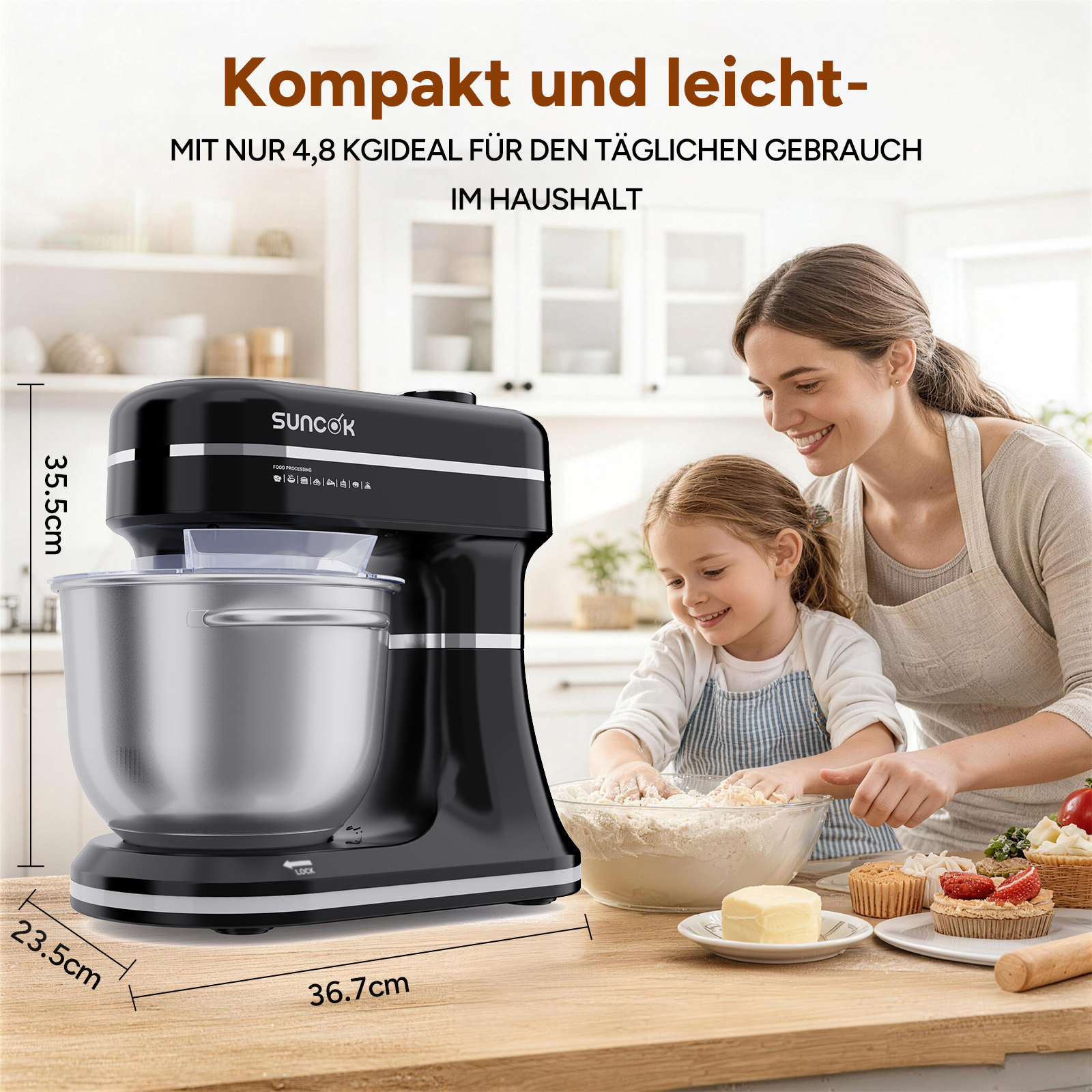 Mutter und Kind backen mit Küchenmaschine. Maße sind angegeben.