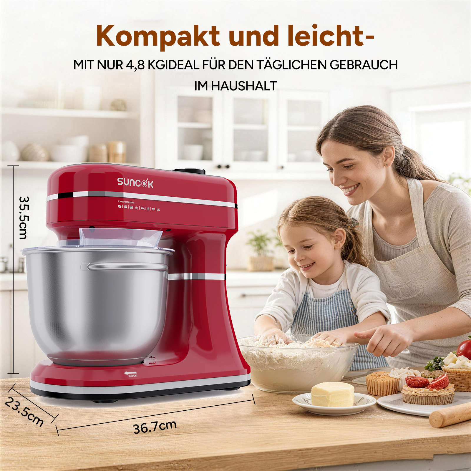 Eine Frau und ein Kind backen mit einem roten Küchenmixer. Maße sind angegeben.