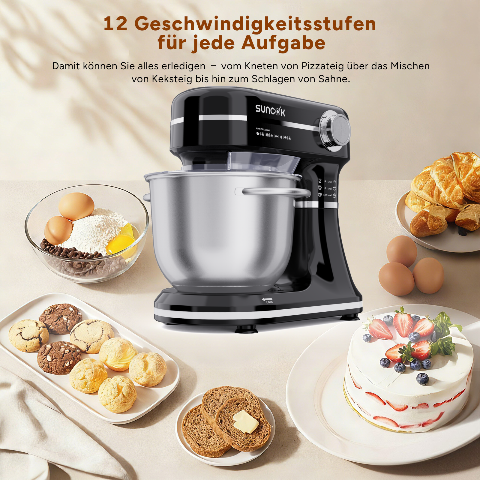 Ein schwarzer Küchenmixer mit Schüssel, daneben Zutaten und Backwaren.