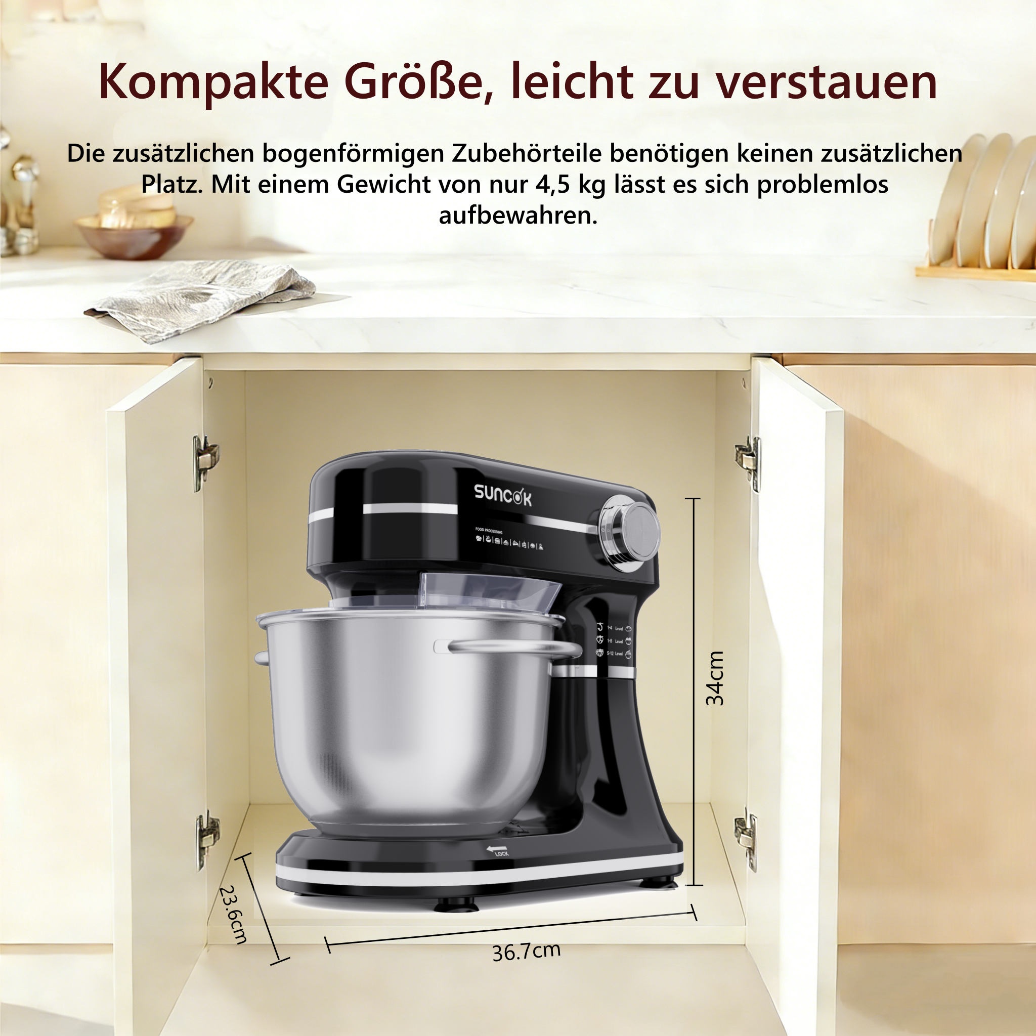 Schwarzer Küchenmixer mit Edelstahlsch üssel in einem offenen Schrank.