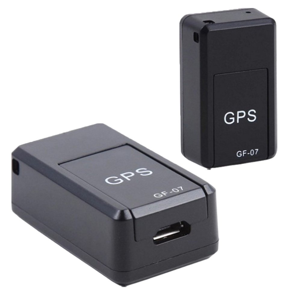 Zwei schwarze GPS-Tracker, Modell GF-07, sind auf weißem Hintergrund zu sehen.