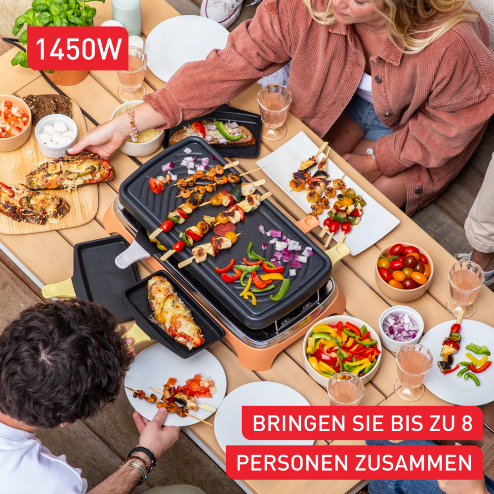 Eine Gruppe von Menschen grillt draußen auf einem Tisch mit Fleischspießen und Gemüse.