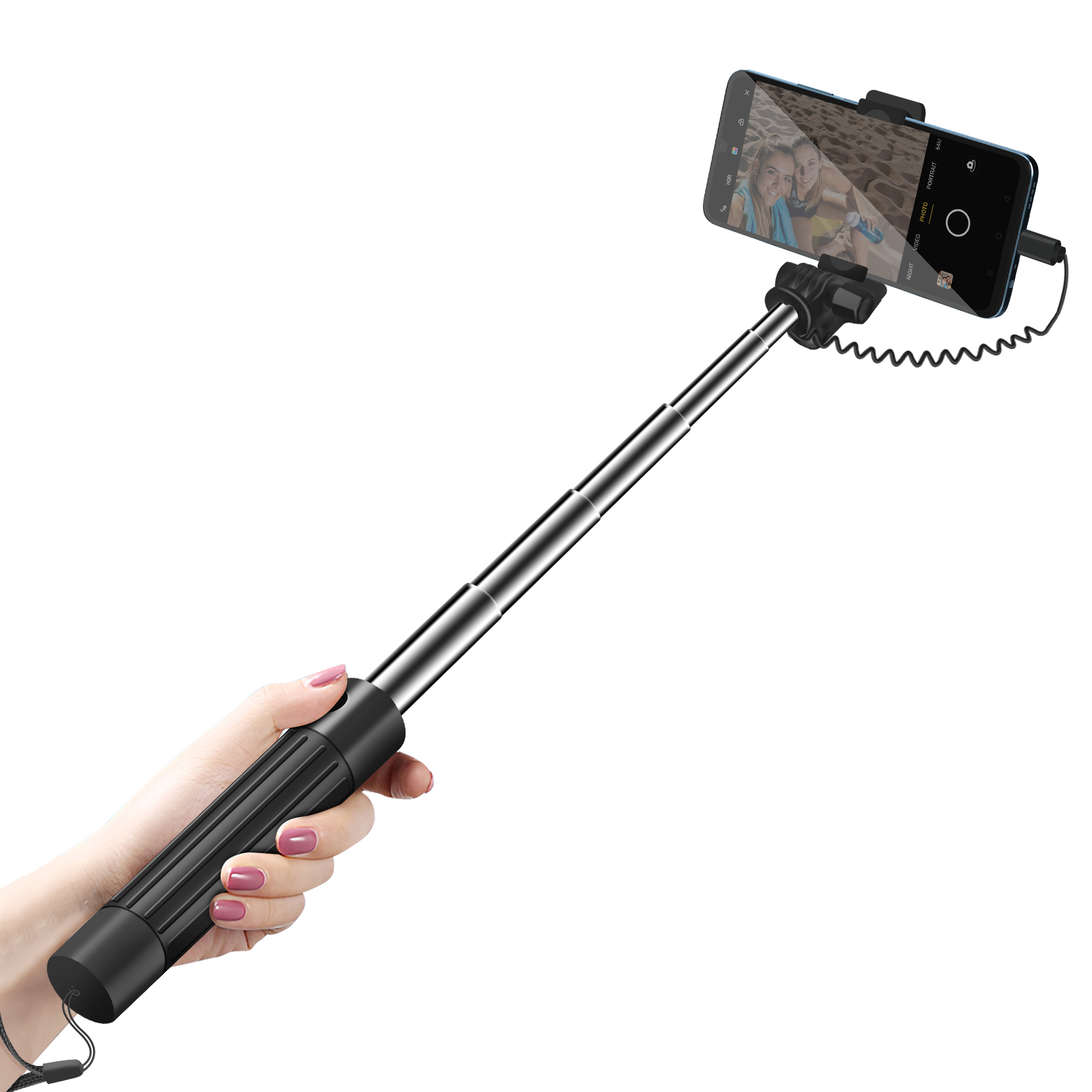 Una mano tiene un bastone per selfie estensibile con uno smartphone che mostra un selfie.