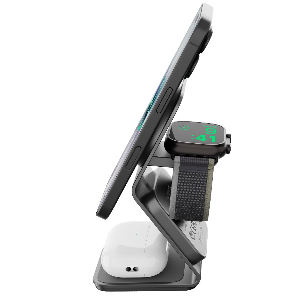 Ein schwarzes Smartphone, eine Apple Watch und weiße AirPods auf Ladestation.