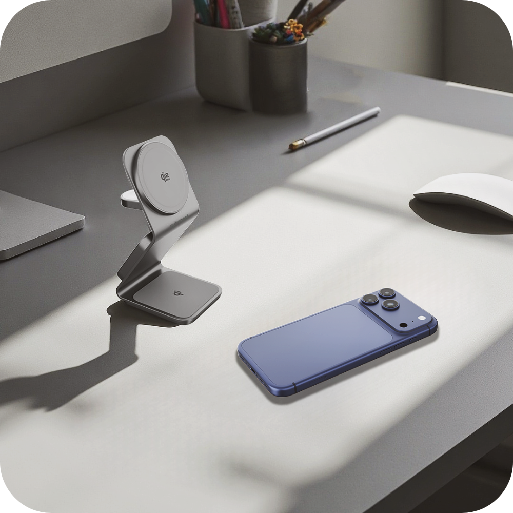 Ein blauer Smartphone und ein silbernes Ladegerät auf einem Schreibtisch.