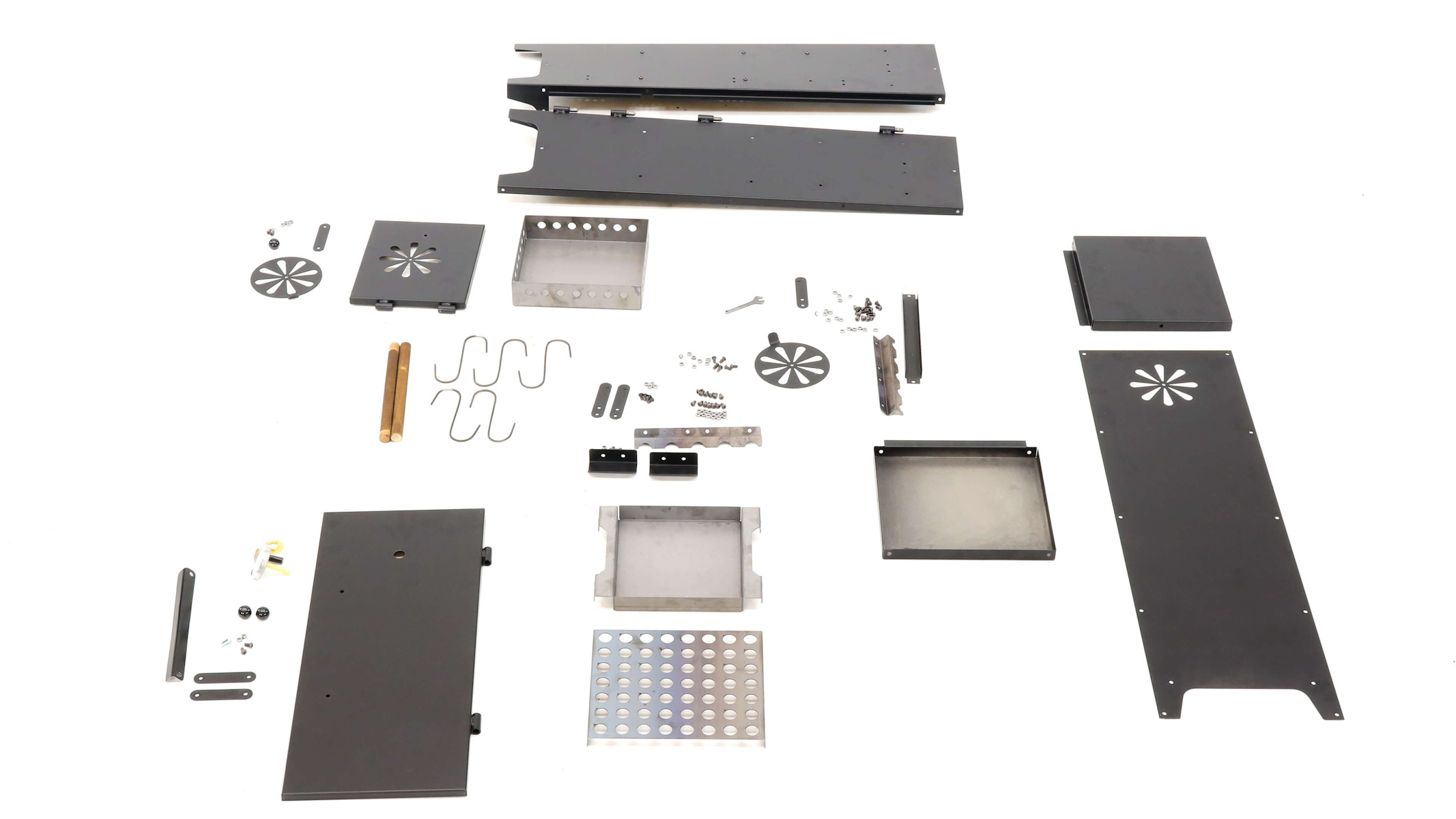 Teile eines Grills: Platten, Stangen, Haken, Schrauben, Werkzeug, auf weißem Hintergrund.