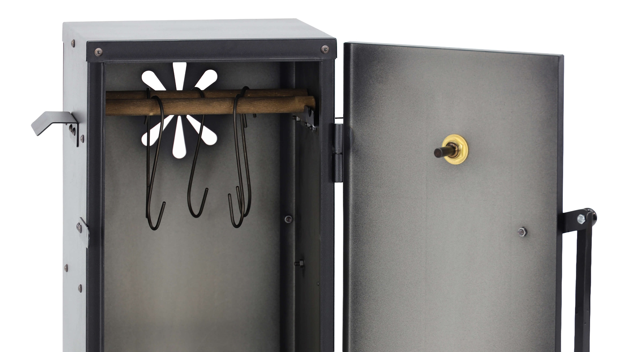 Ein offener Metallschrank mit Haken und einem Holzstab.