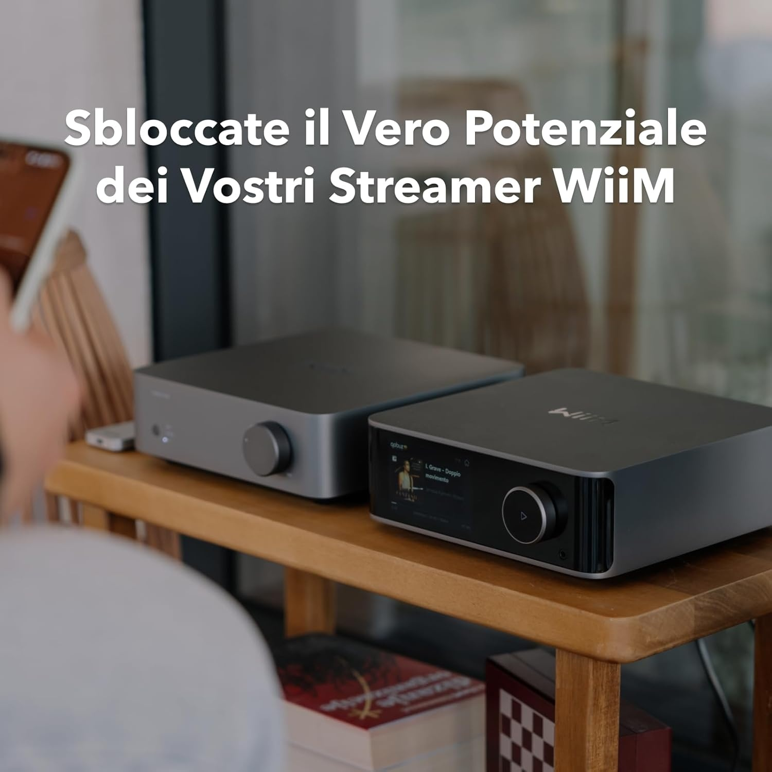 Twee grijze audiostreams op een houten plank, één met scherm.