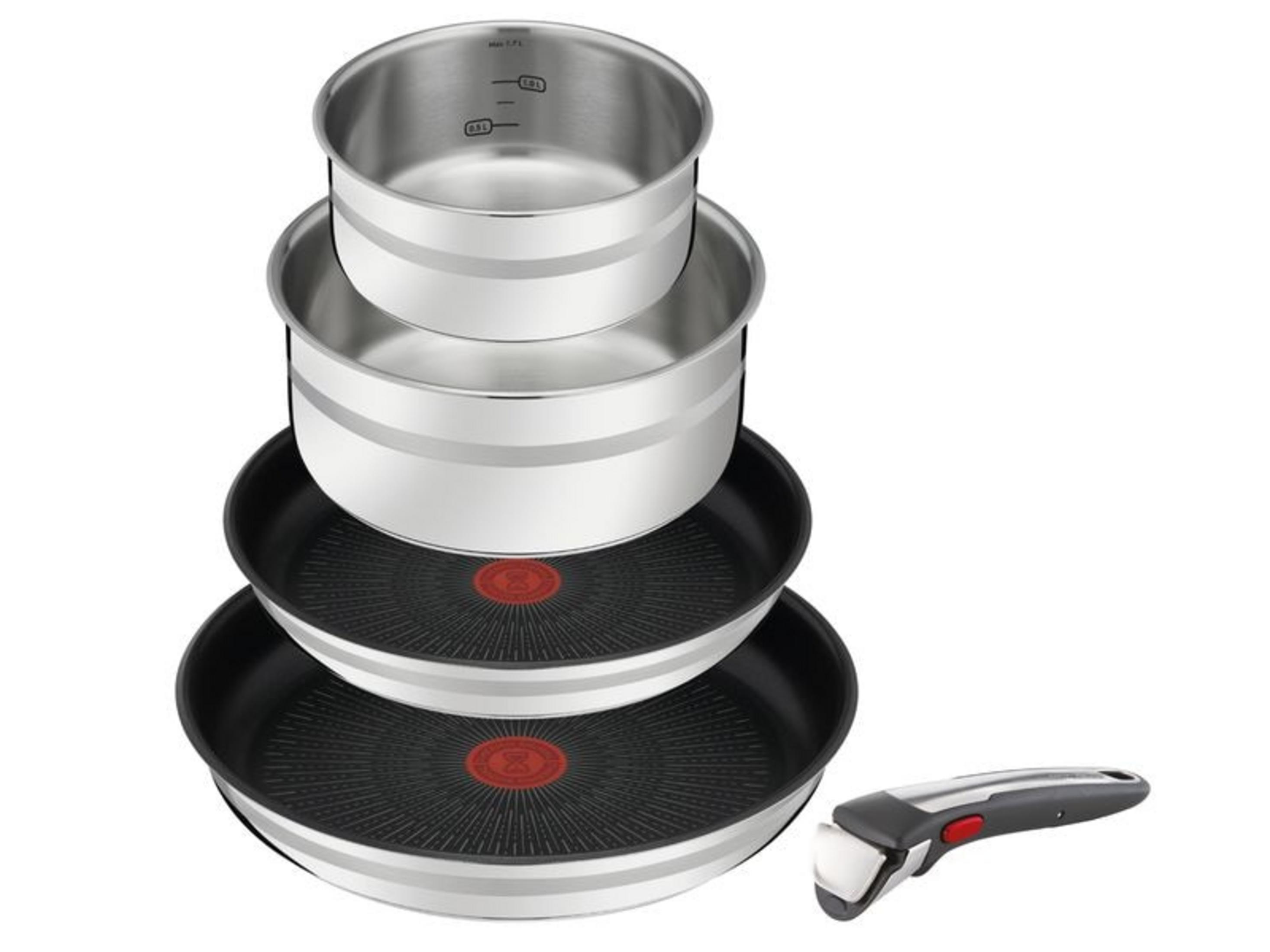 Batterie de cuisine empilée en acier inoxydable avec manche amovible sur fond blanc.