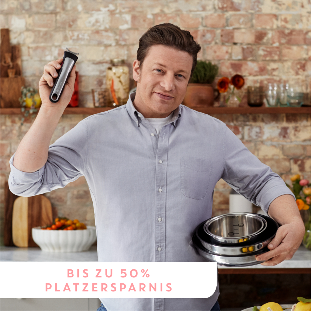 Jamie Oliver tient une tondeuse et des casseroles dans une cuisine.