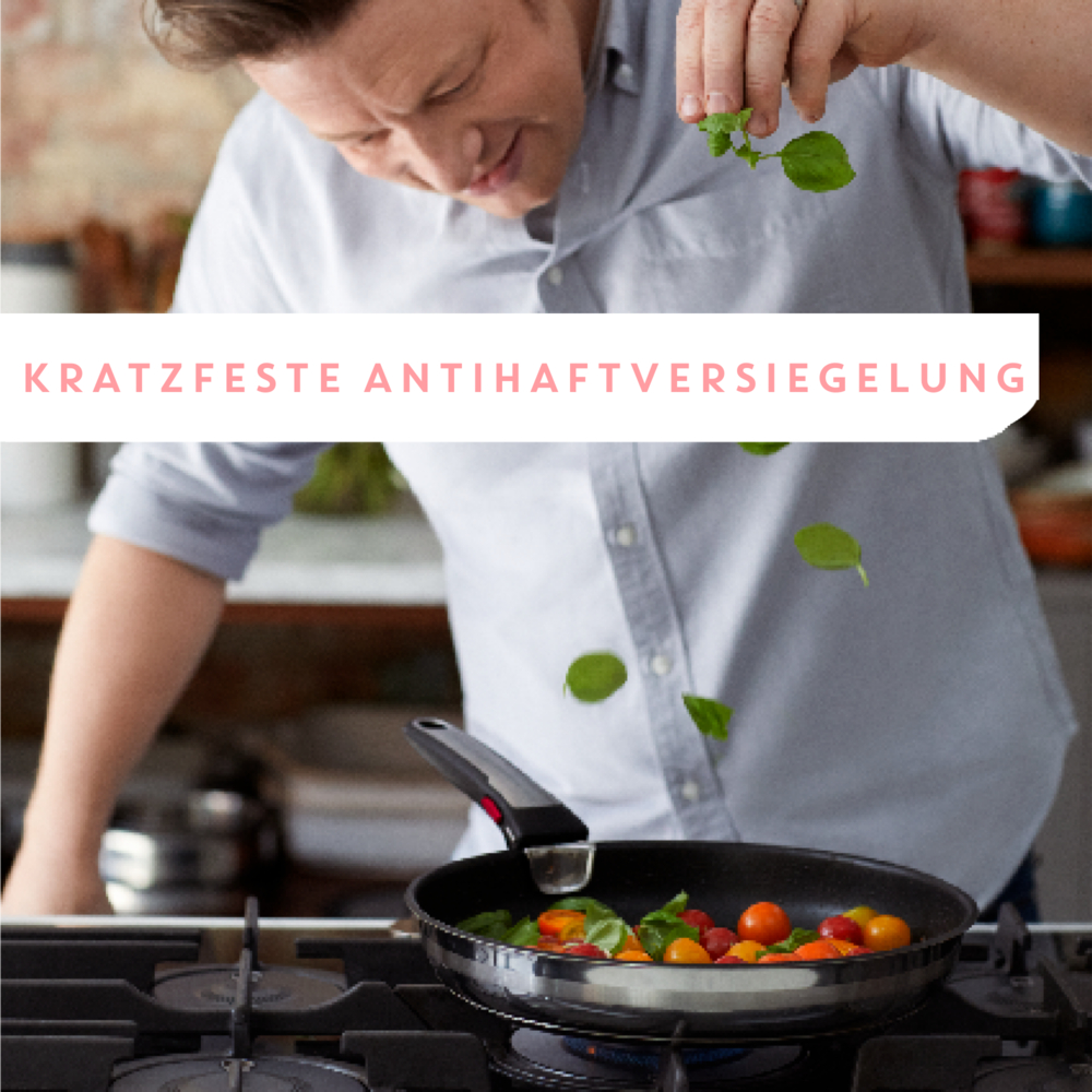 Un chef ajoute des herbes dans une poêle de légumes sur une cuisinière à gaz.
