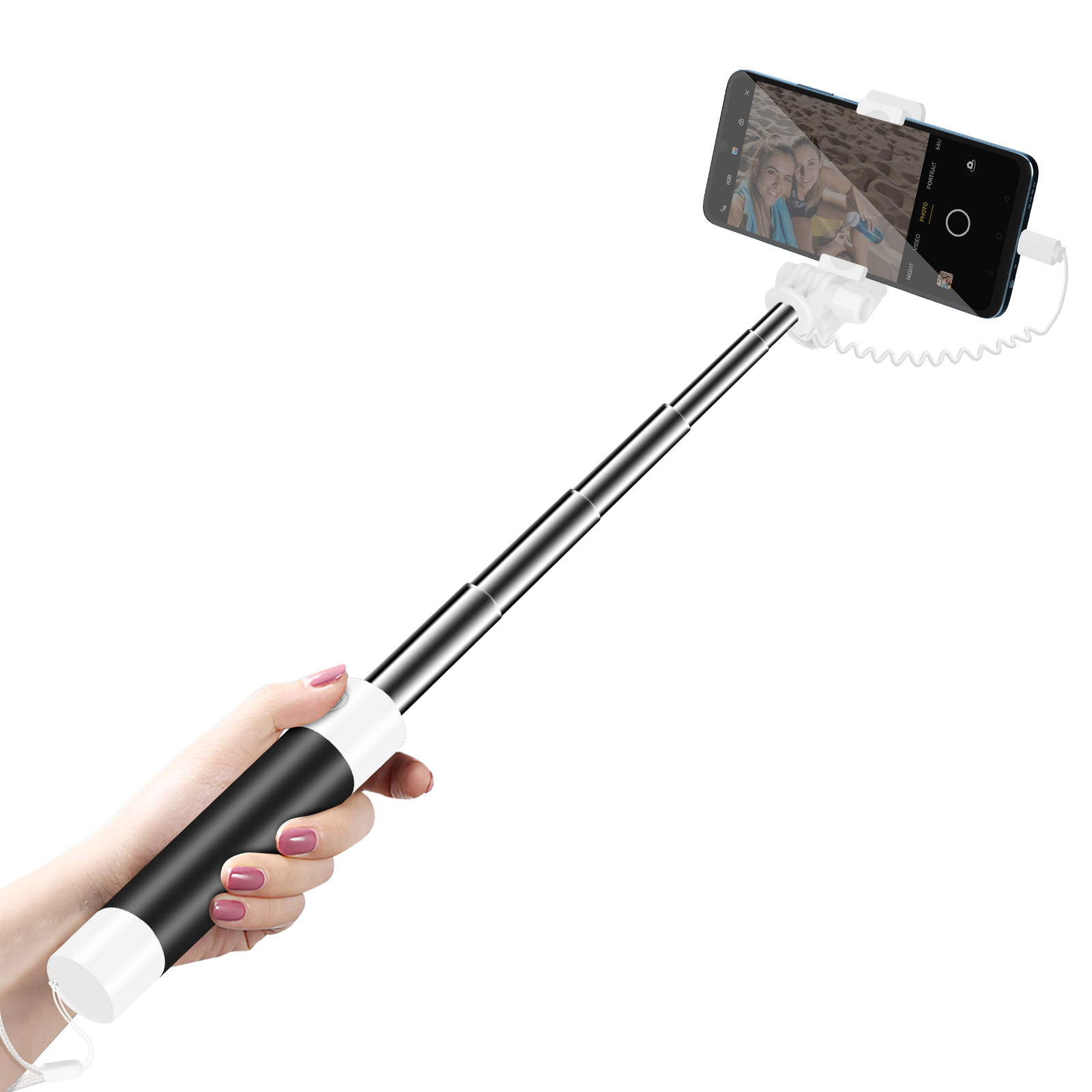 Una mano tiene un bastone selfie estensibile con uno smartphone che mostra un selfie.