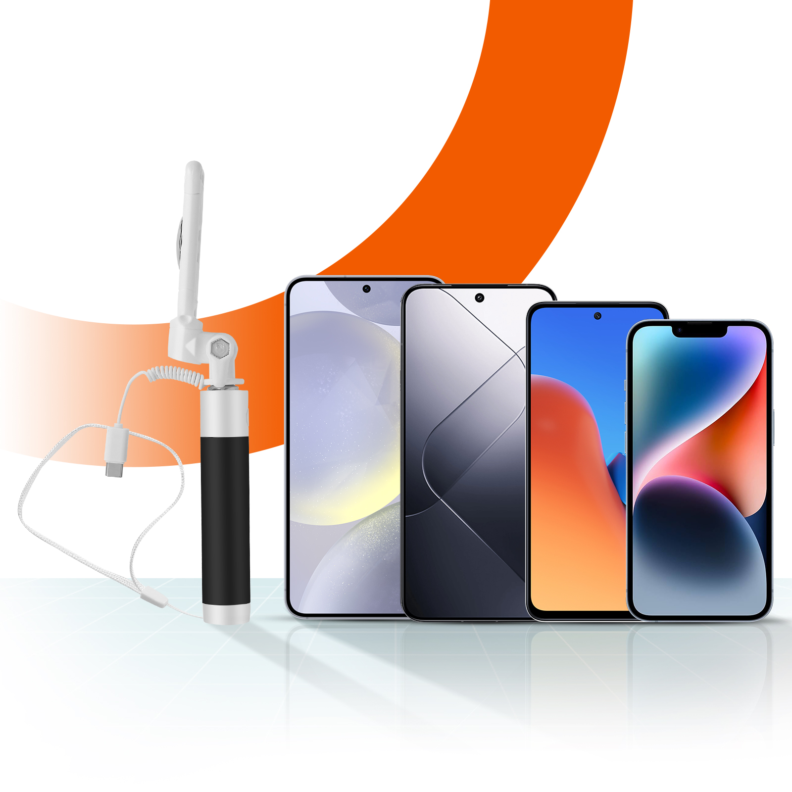 Un selfie stick con cavo USB-C accanto a quattro smartphone con schermi colorati.