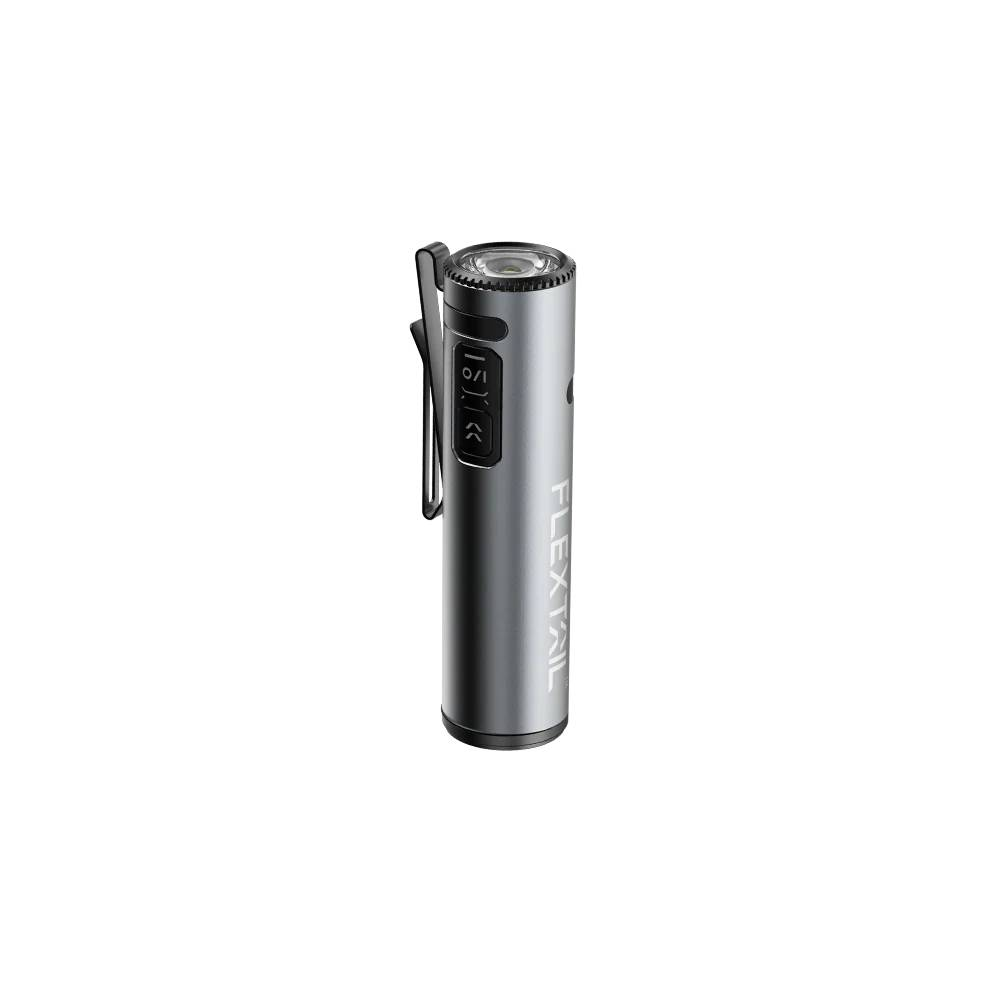 Ein silberner, zylindrischer Taschenlampen-Anhänger mit Clips und Beschriftung.