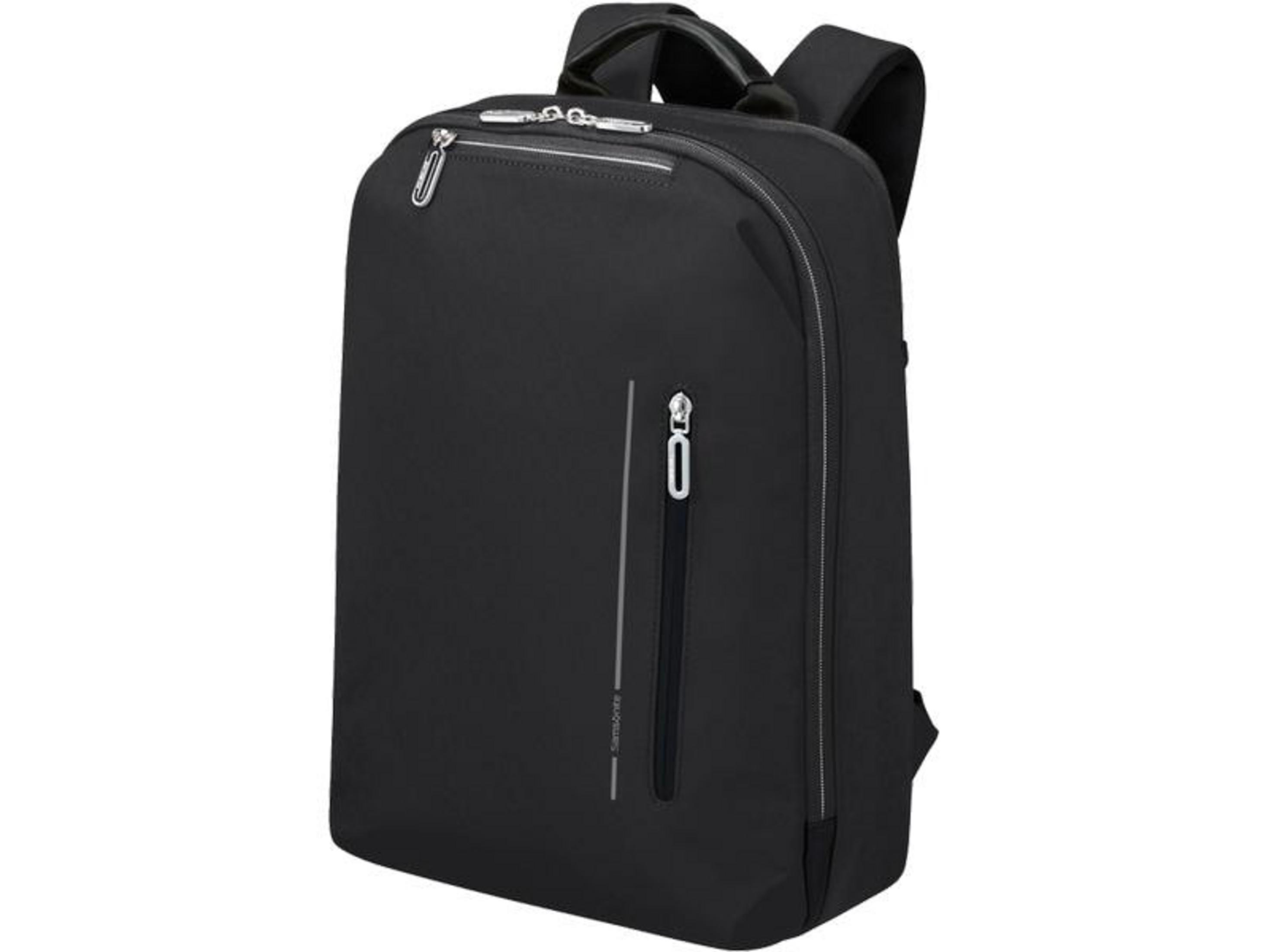 Ein schwarzer Rucksack mit silbernen Reißverschlüssen und einem schmalen vertikalen Streifen.
