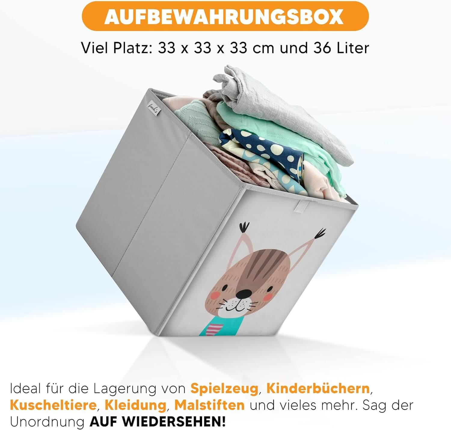 Graue Aufbewahrungsbox mit Katzenmotiv, gefüllt mit Kleidung.