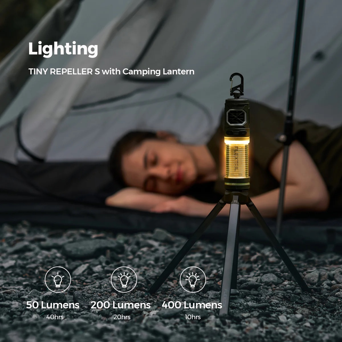 Campinglaterne auf Stativ neben schlafender Person im Zelt, mit Helligkeitsoptionen.