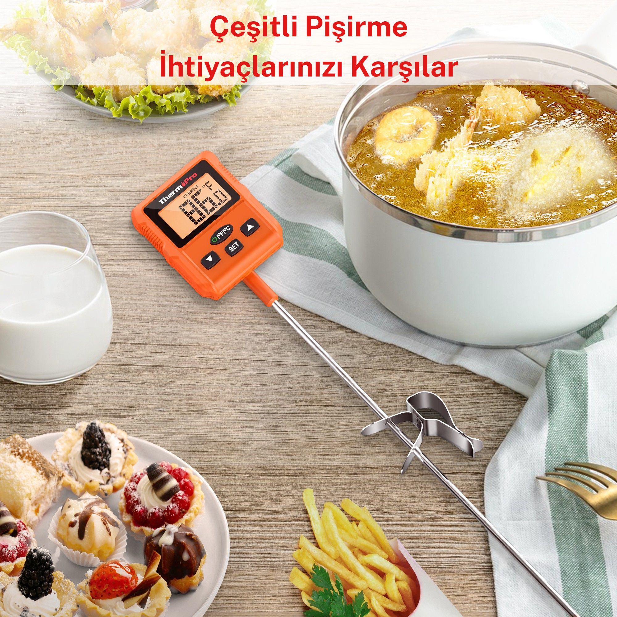 Dijital et termometresi, bir bardak süt ve kızartılmış yiyeceklerin yanında.
