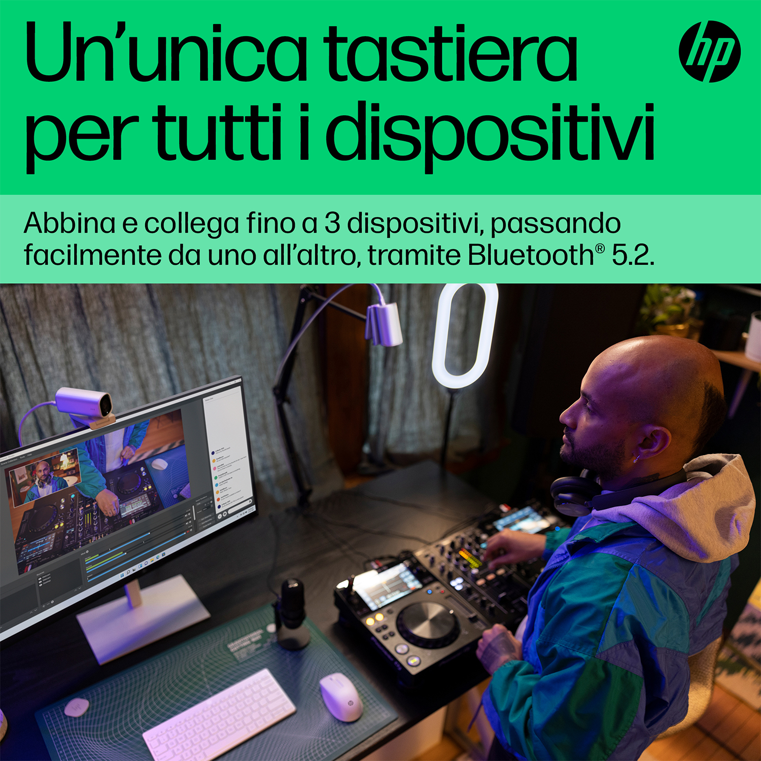 Uomo che usa attrezzatura DJ, computer e microfono. Logo HP in alto a destra.