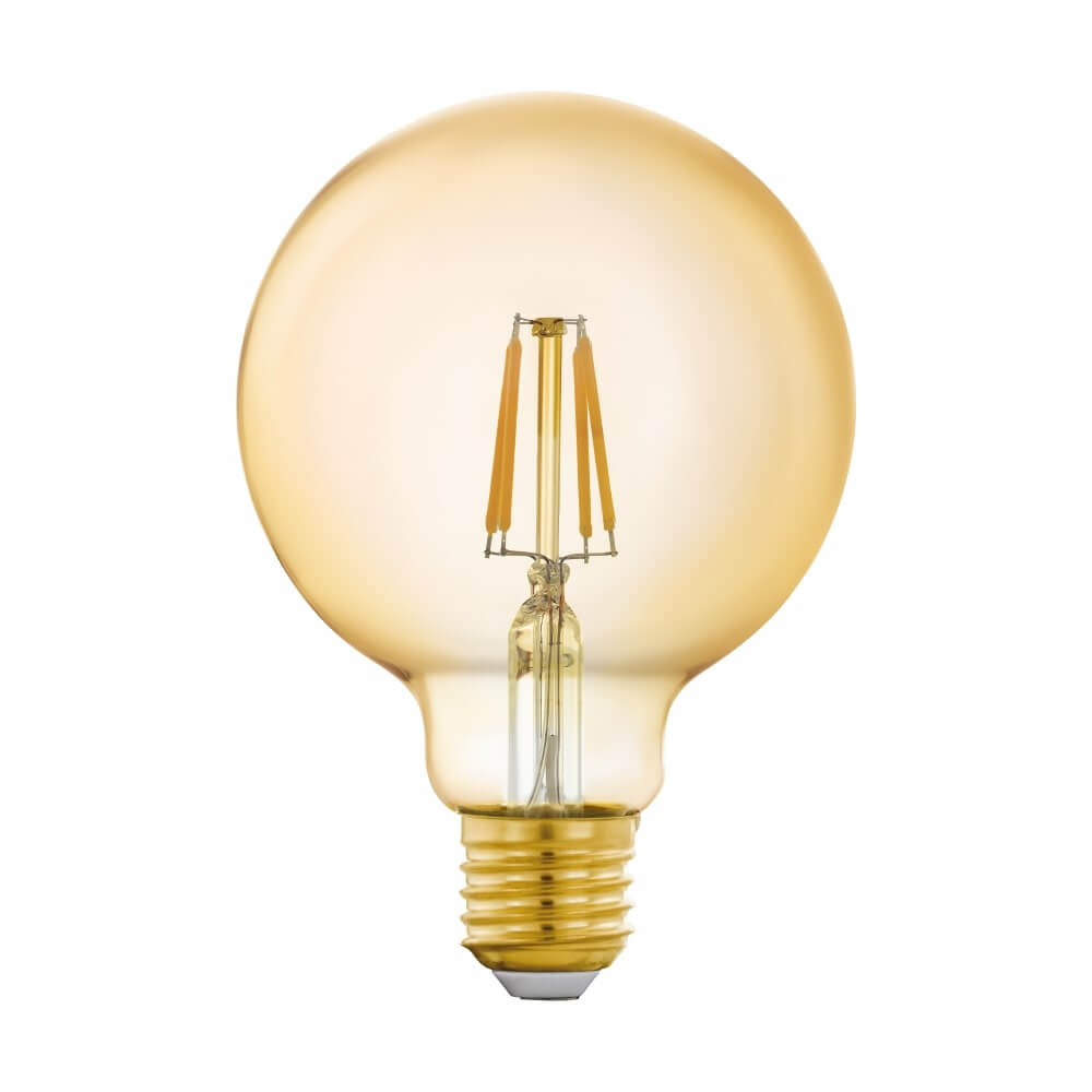 Una lampadina LED a filamento rotonda color ambra su sfondo bianco.