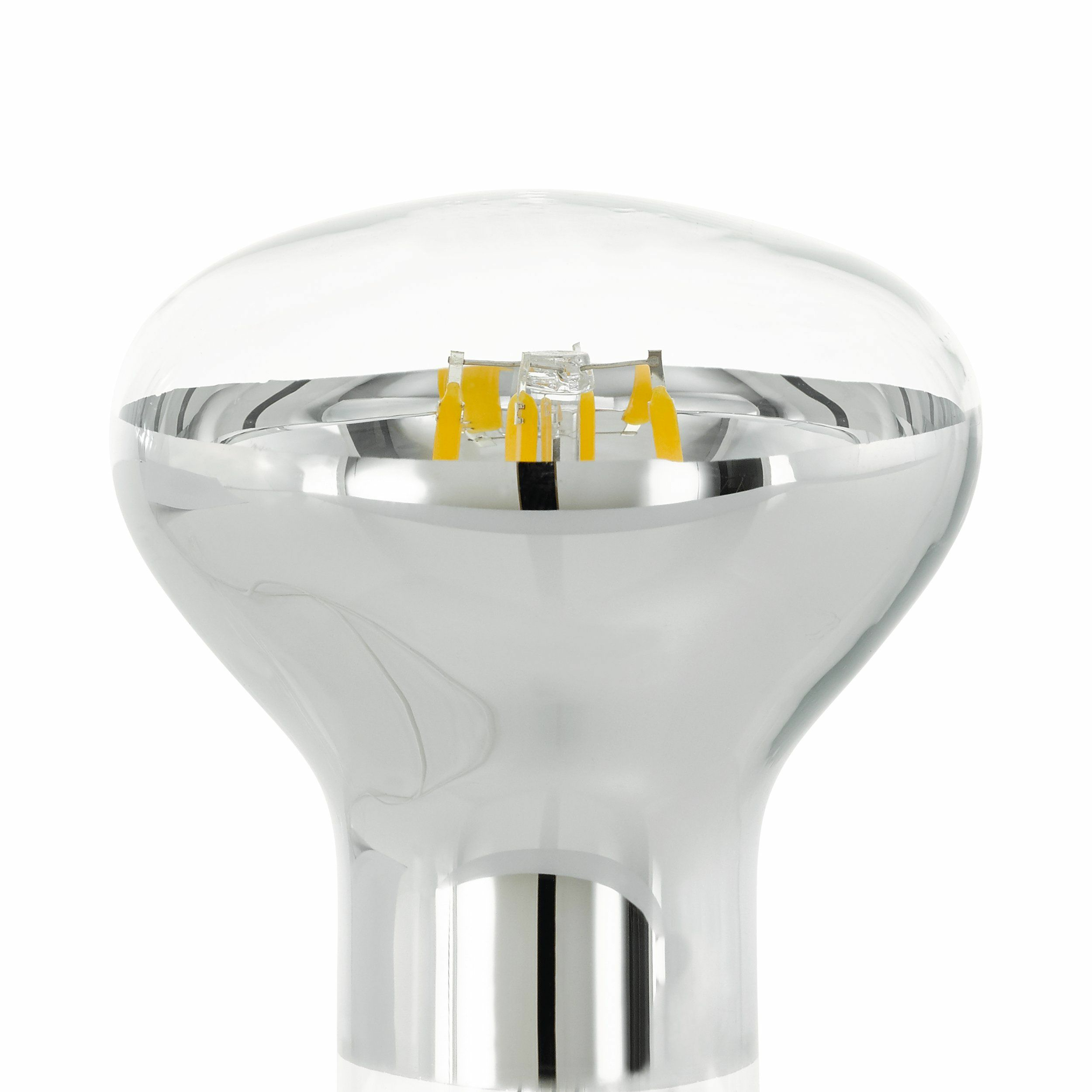 Gros plan d'une ampoule LED avec un dôme en verre transparent et une base argentée.