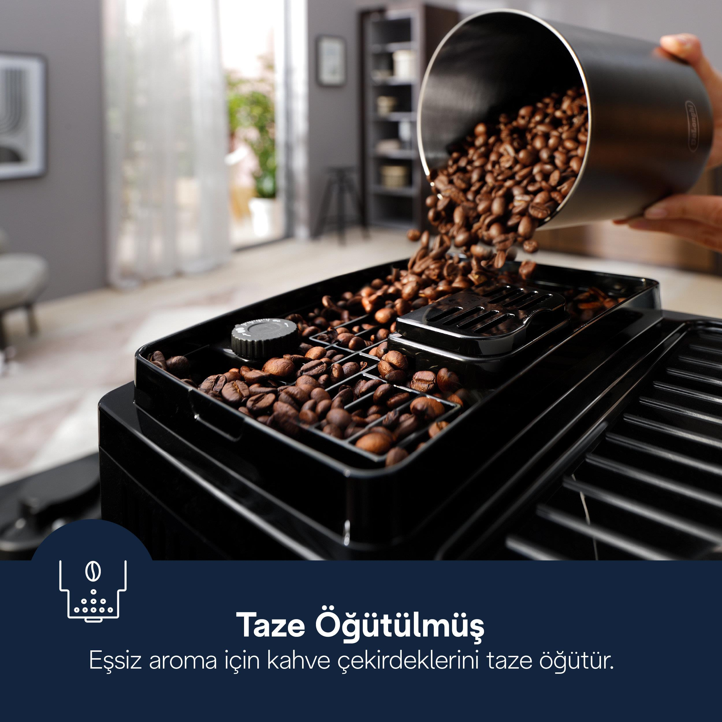 I chicchi di caffè vengono versati in un contenitore nero.