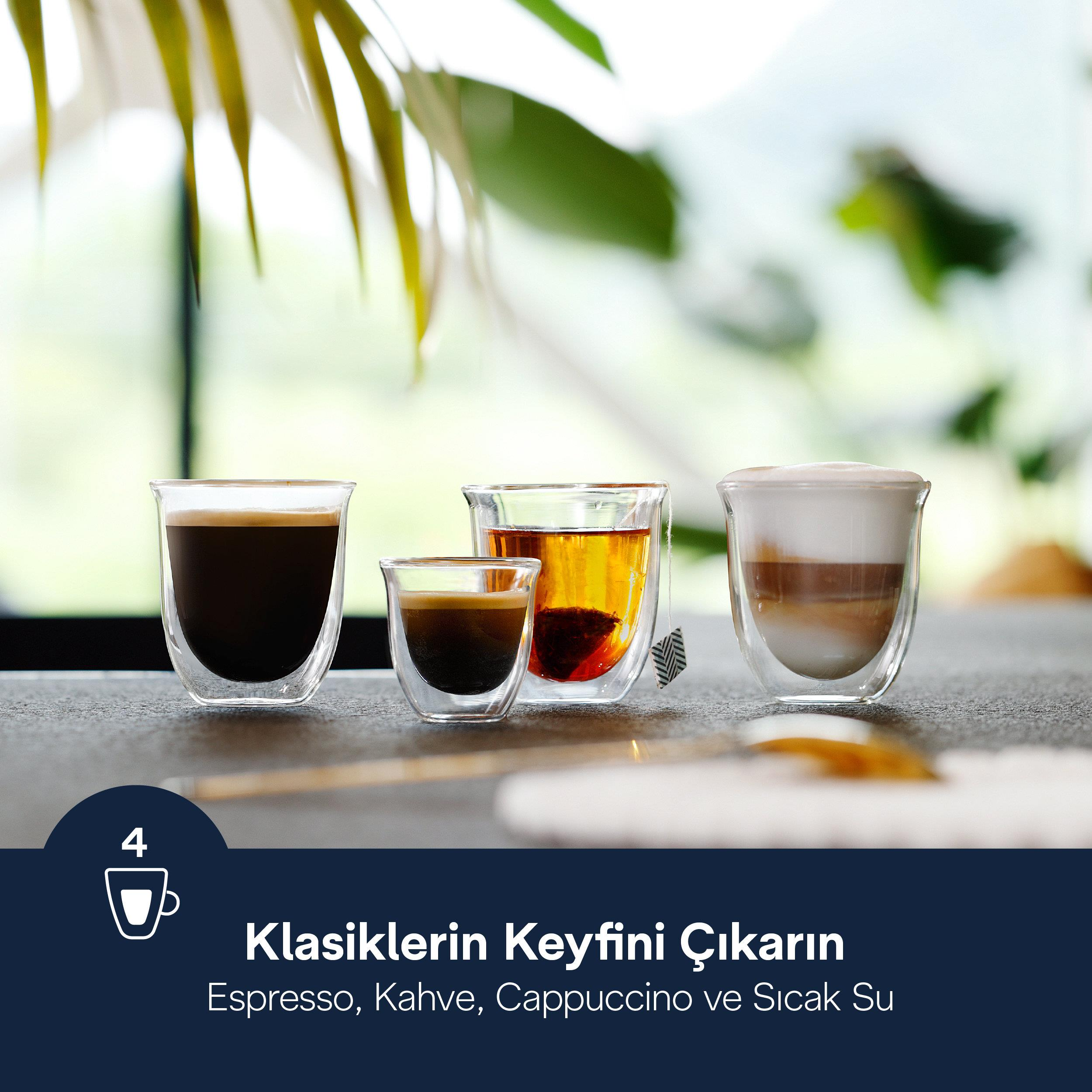 Quattro bicchieri a doppia parete con caffè, tè e cappuccino su un tavolo.