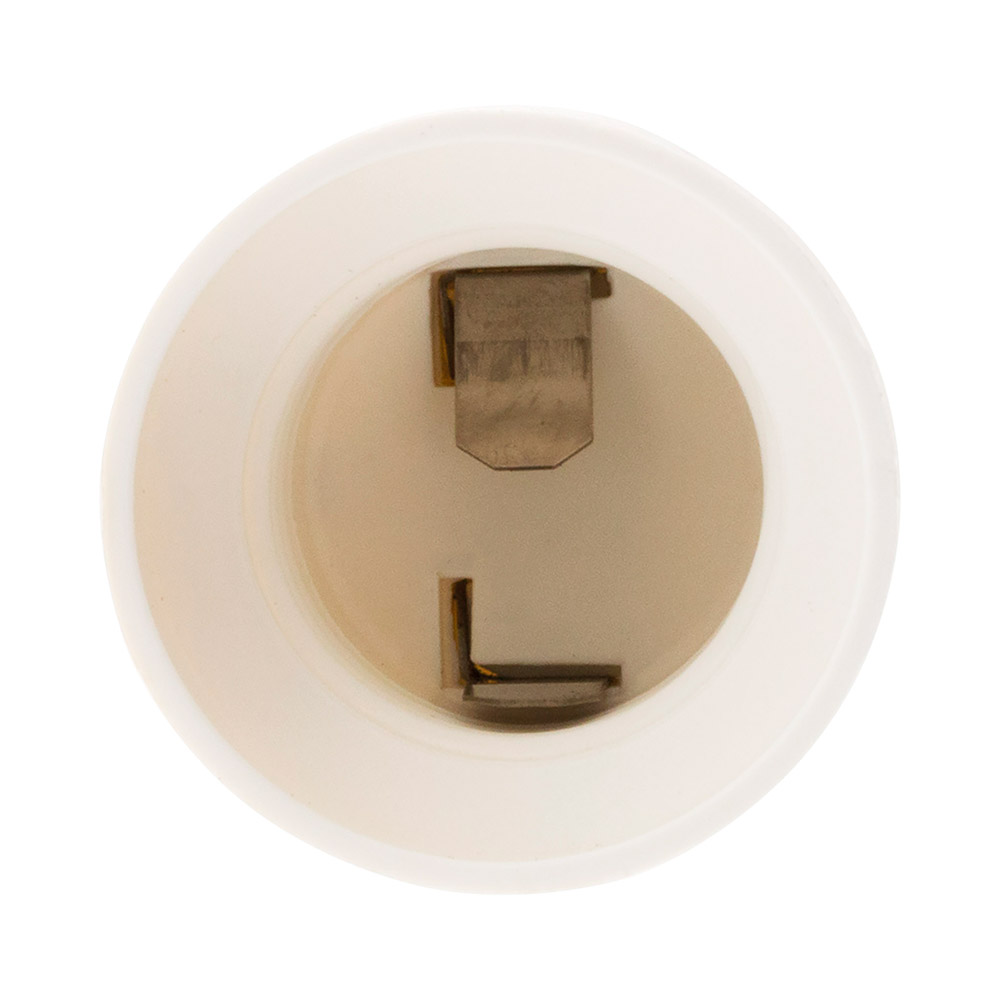 Particolare ravvicinato di un portalampada bianco con contatti metallici all'interno.