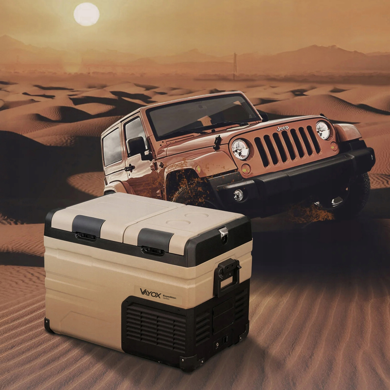 Ein beigefarbener Kühlbox steht im Vordergrund, ein Jeep fährt durch Sanddünen.