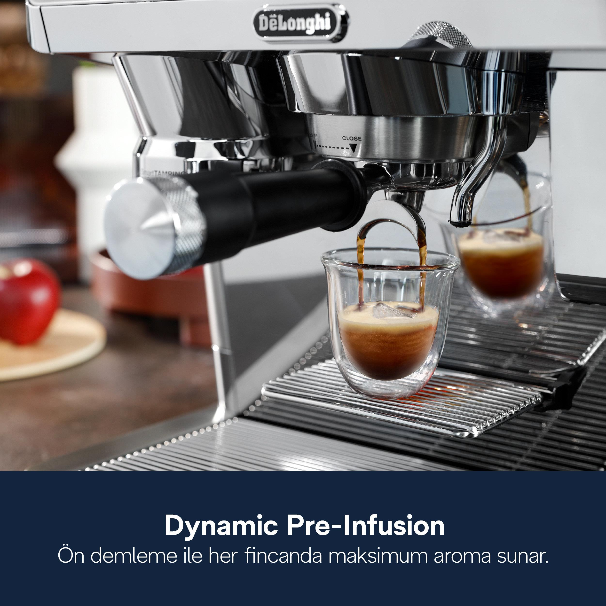 Buzlu bir bardağa espresso hazırlanıyor.