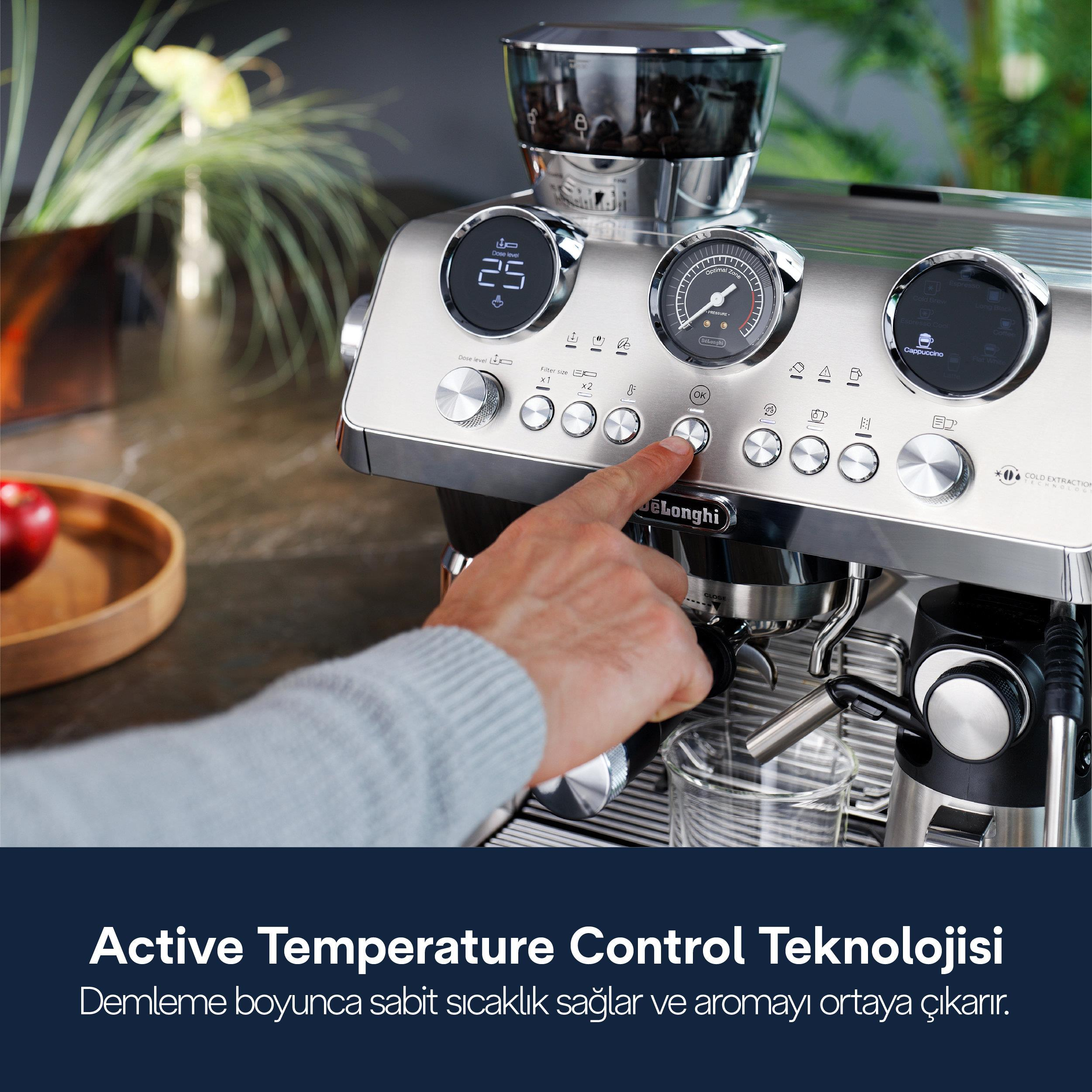 Kahve çekirdekli DeLonghi espresso makinesinde bir el düğmeye basıyor.