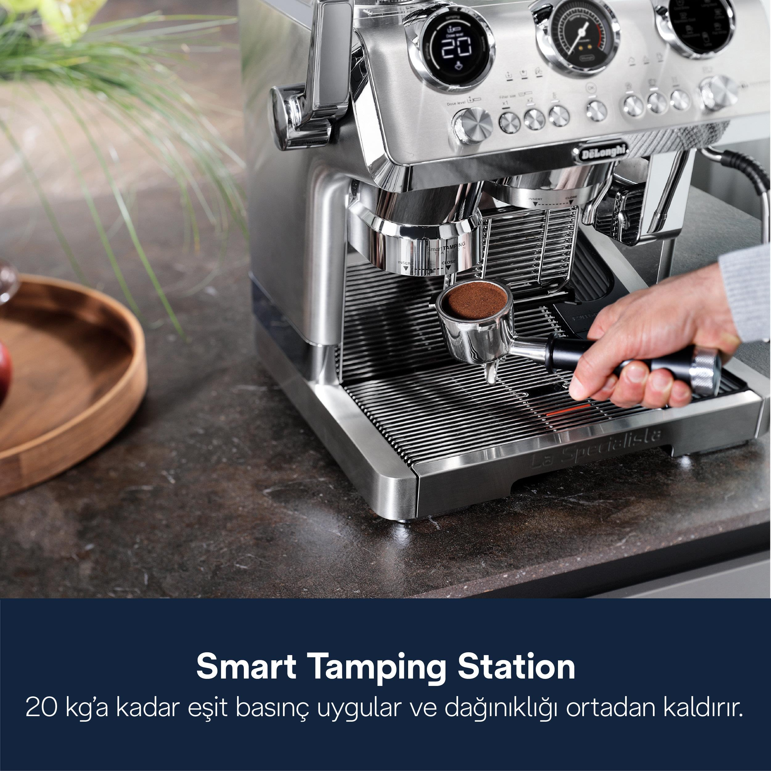 Bir el, portafiltreli gümüş espresso makinesi kullanıyor.